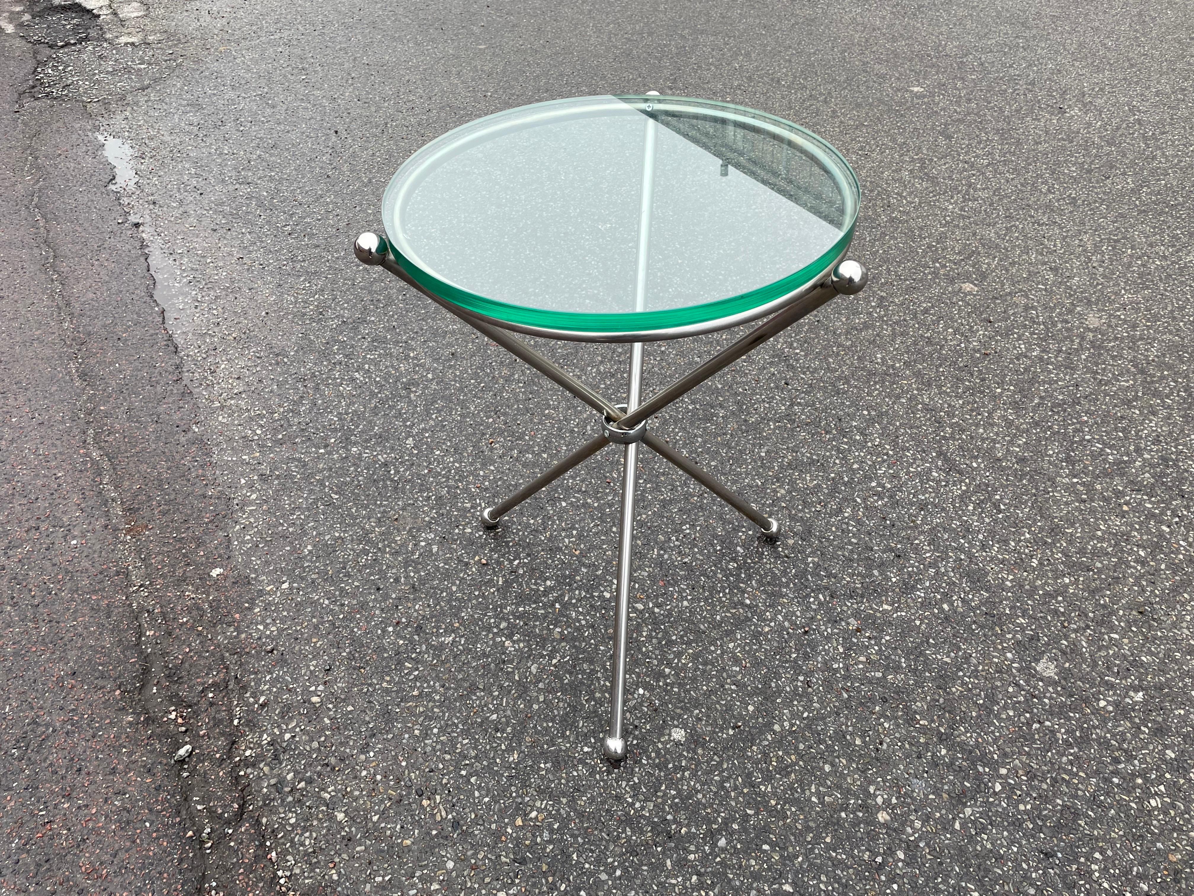Italienischer dreibeiniger faltbarer Beistelltisch aus Silberblech und Glas aus den 1970er Jahren (Moderne der Mitte des Jahrhunderts) im Angebot