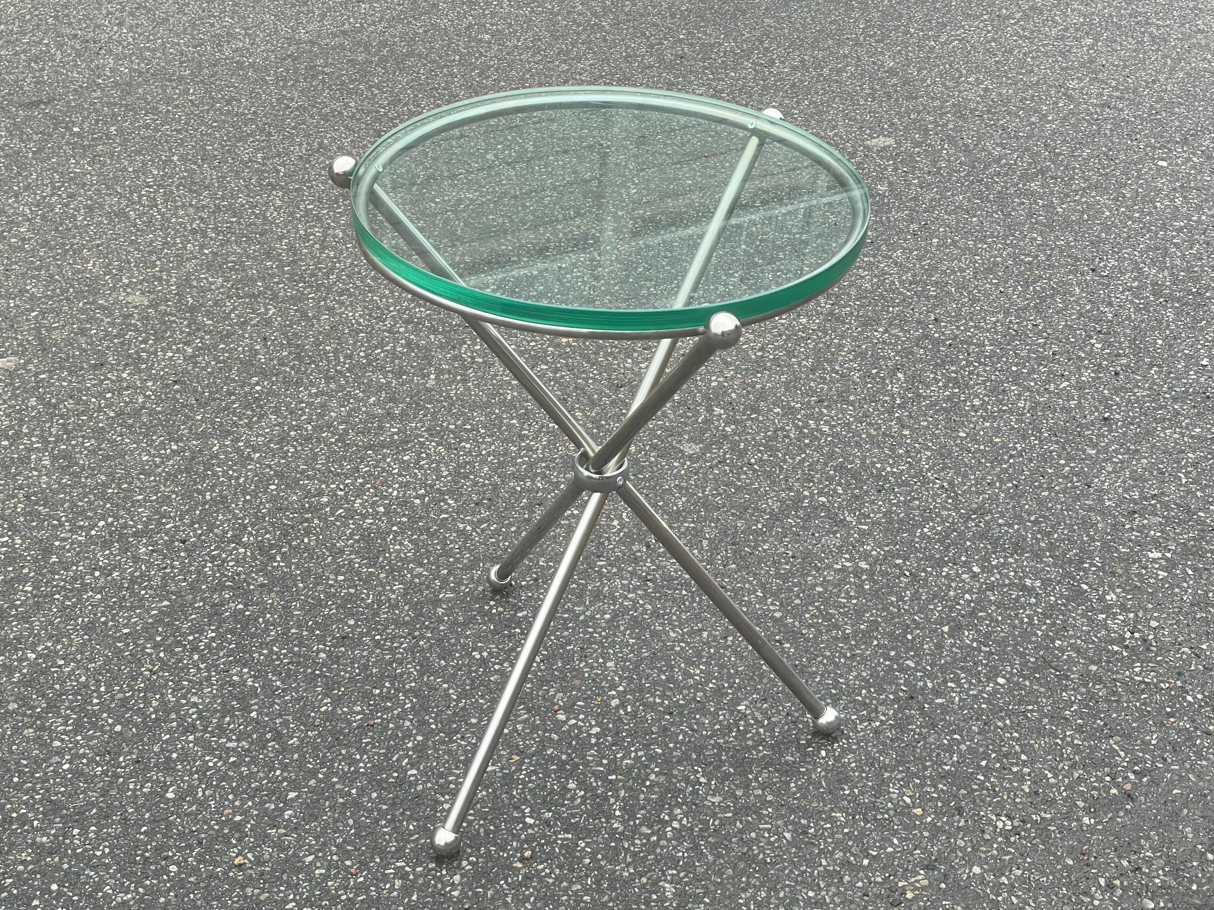 Italienischer dreibeiniger faltbarer Beistelltisch aus Silberblech und Glas aus den 1970er Jahren im Zustand „Gut“ im Angebot in Copenhagen, DK
