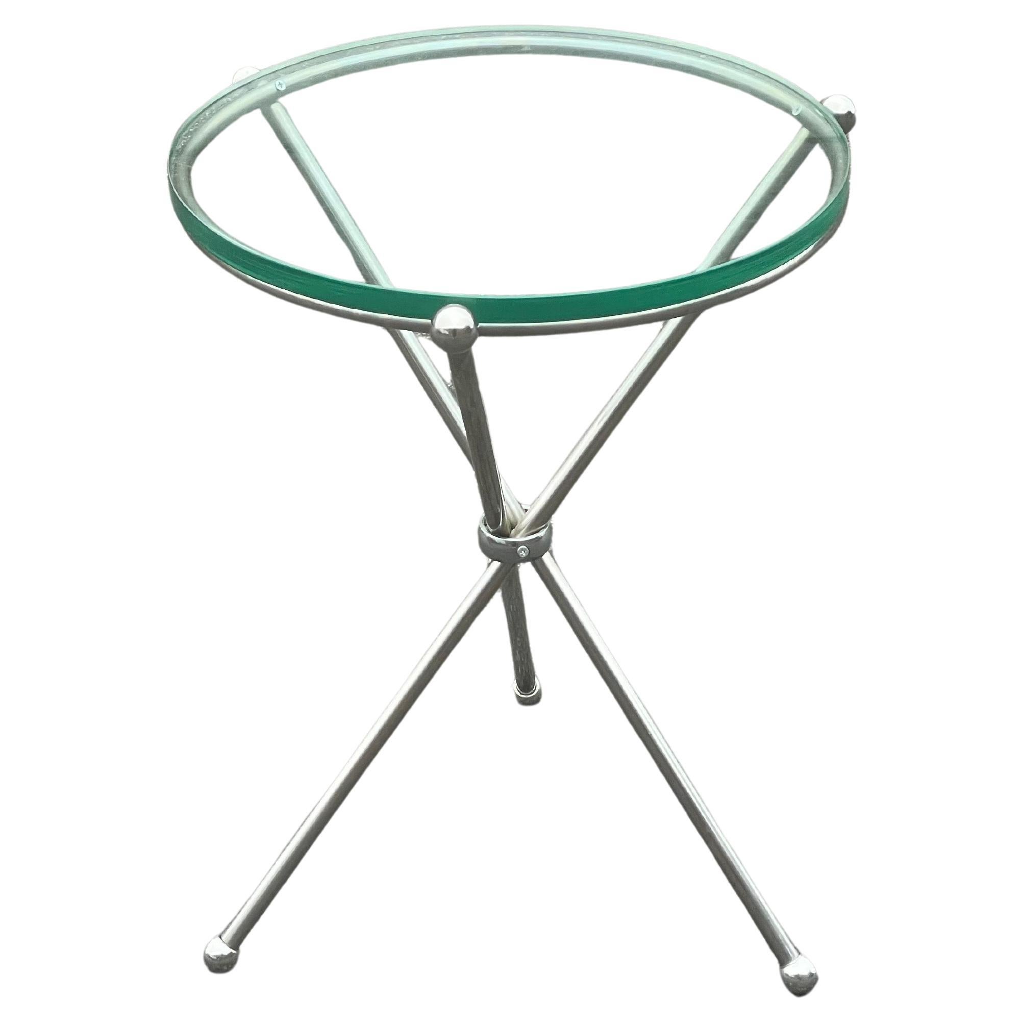 Italienischer dreibeiniger faltbarer Beistelltisch aus Silberblech und Glas aus den 1970er Jahren im Angebot
