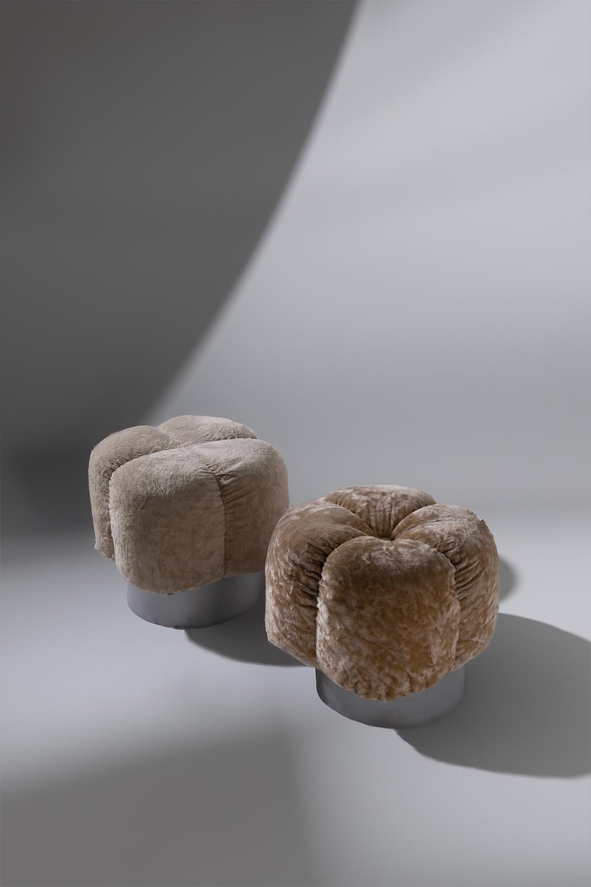 This pair of eccentrically shaped, flower-inspired Italian poufs from the 1970s is a true design treasure, perfect for those who wish to add a touch of originality and style to their surroundings. Upholstered in their original fabric of the era, a