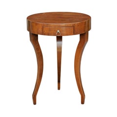 Table Guéridon en noyer avec un seul tiroir et des pieds cabriole