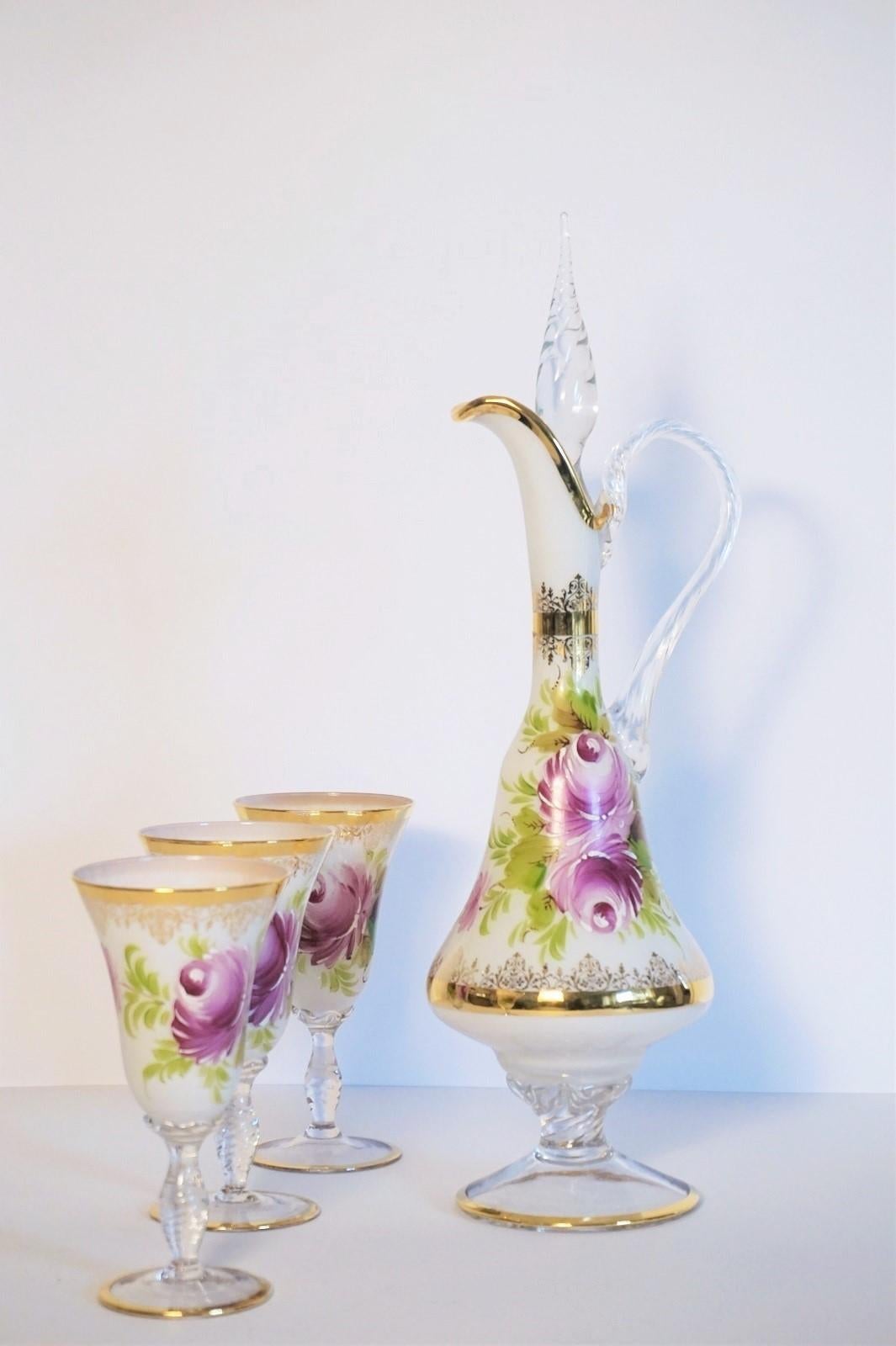 Dieses schöne, elegante italienische Set aus Karaffe und drei Gläsern besteht aus weißem Opalkristall aus Murano, handbemalt mit zarten Blumen, Blättern und vergoldetem Dekor, Italien 1960er Jahre. Karaffe mit wunderschönem hohen Deckel, alle Stücke