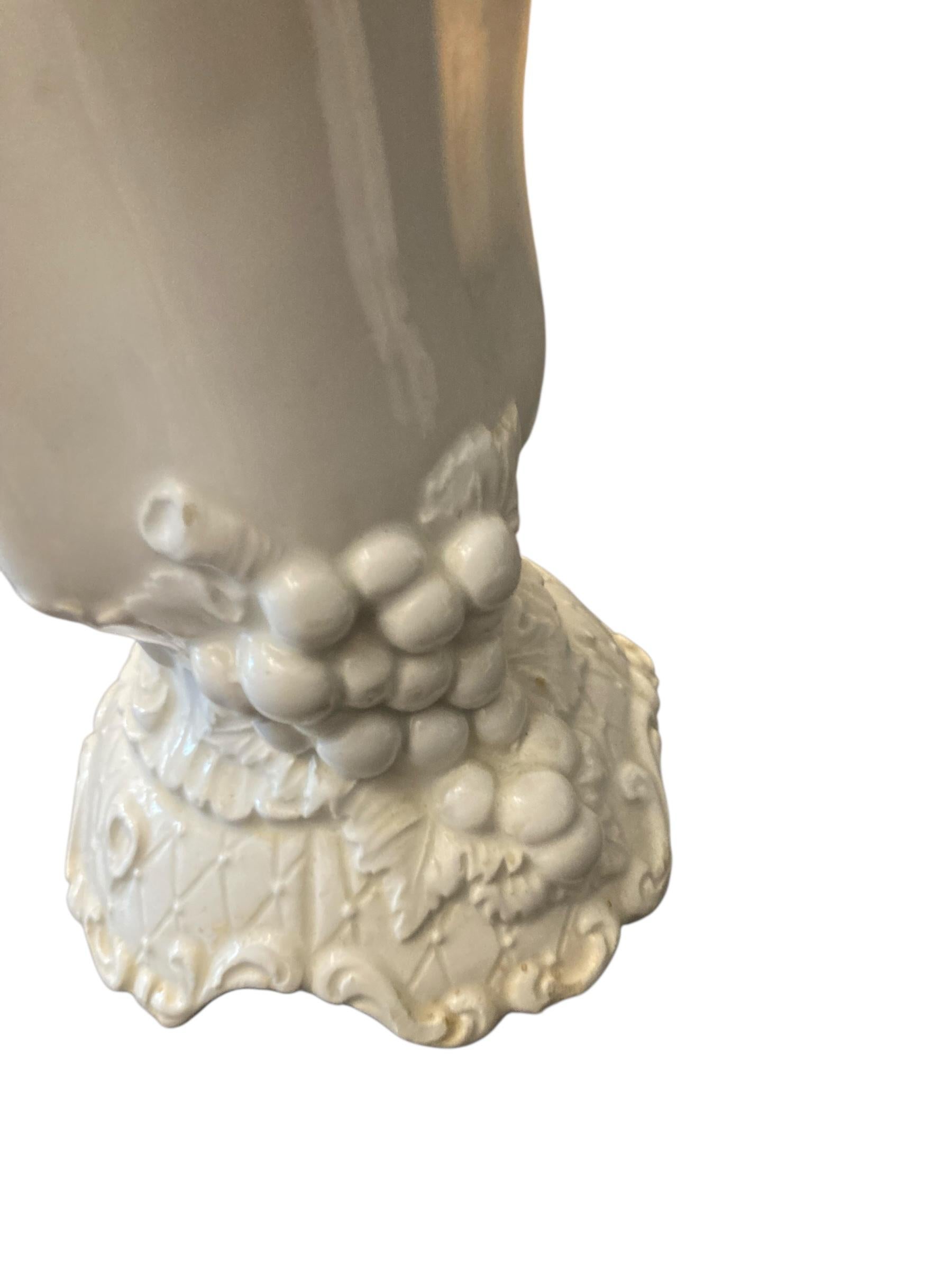 Vase ou jardinière à piédestal, de couleur blanche, de style Vintage italien, avec le cachet 'Italy' sur la base. Fabriqué en céramique de haute qualité, il ajoute une touche de sophistication à tout espace tout en offrant une vitrine parfaite pour