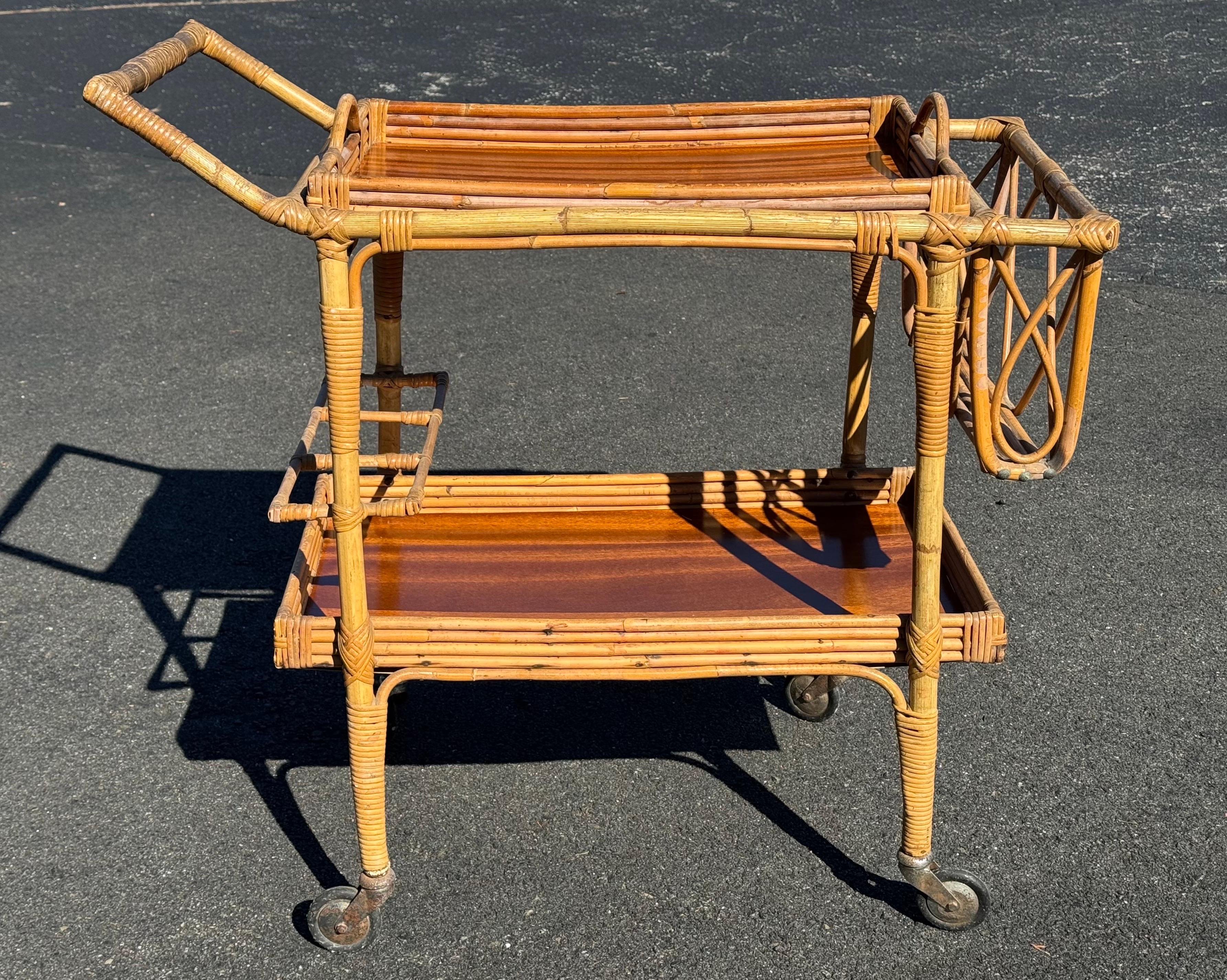 Italienischer Vintage-Barwagen aus Weidengeflecht. Zweistöckiger Wagen mit abnehmbarem Tablett und Flaschenhalter. Dieser Wagen ist aufgrund des Designs der großen Räder ein wenig wackelig.
