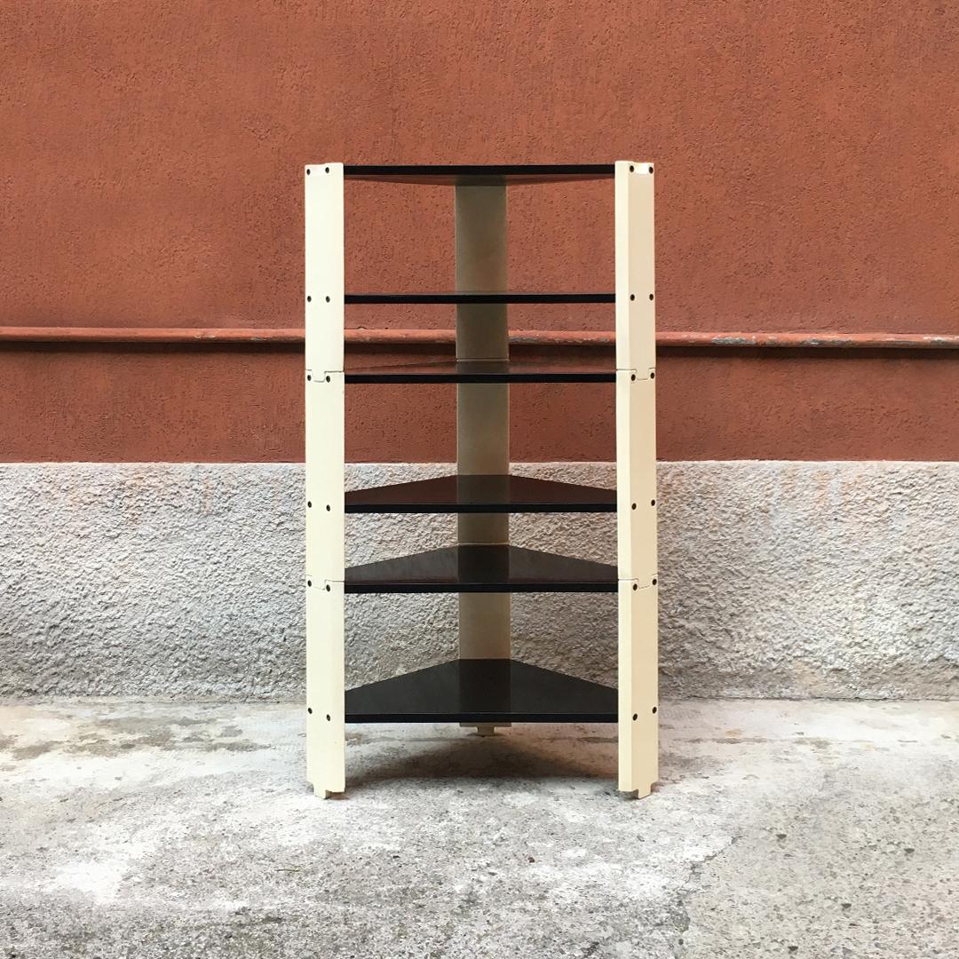 Modular corner cabinet from 1970s, with black painted shelves and creamy white wooden structure.
Entirely restored.
Single piece measures 70 x 40 x 45 height cm and total height 130 cm
Price for the single piece.
