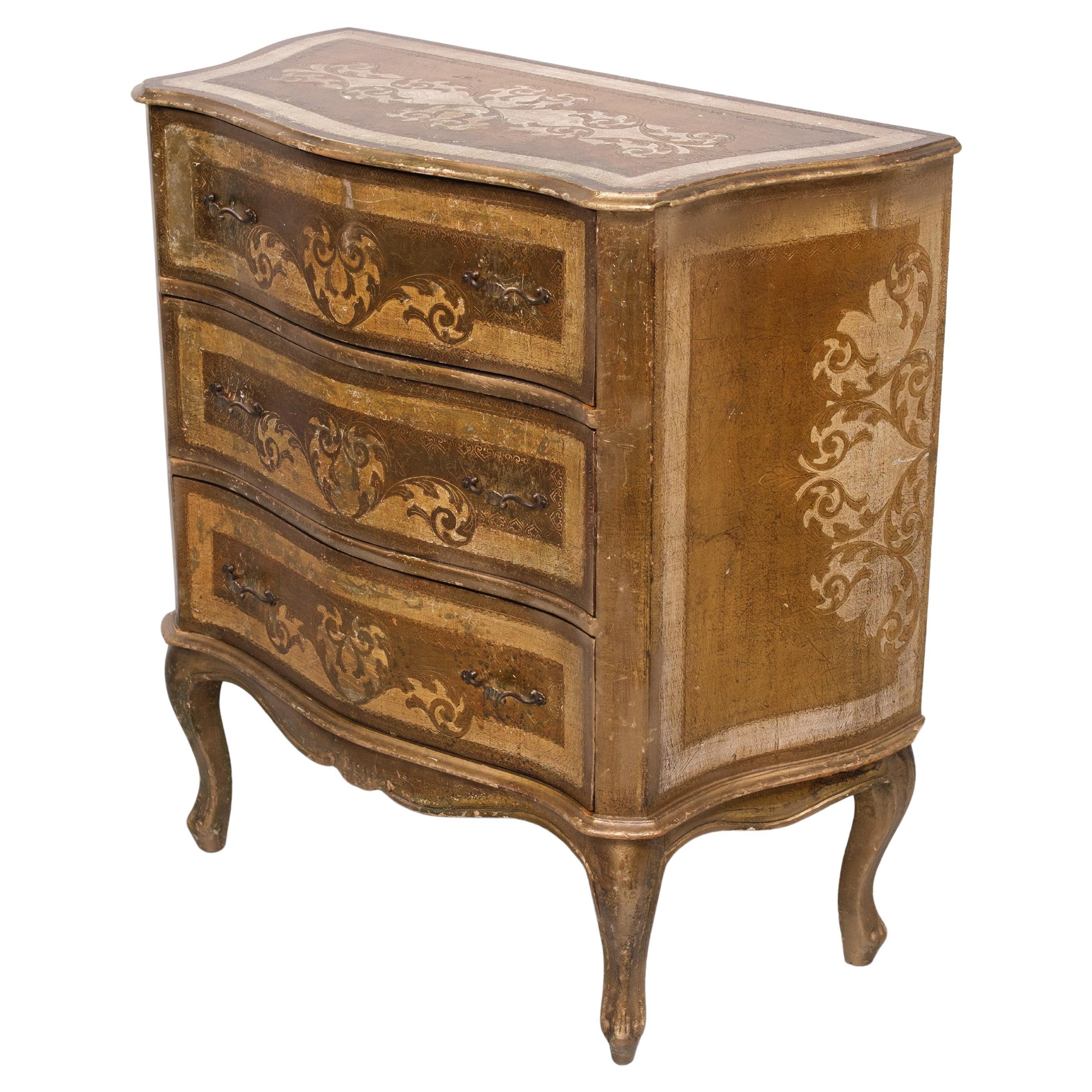 Très bien.  Vintage By  Coffre Florentine avec 3  tiroirs avec des dessins uniques en or et blanc. Les pieds serpentins incurvés donnent une touche mid century et sont très chics. Dans l'ensemble, la pièce a une belle forme.
en bon état, voir photos.