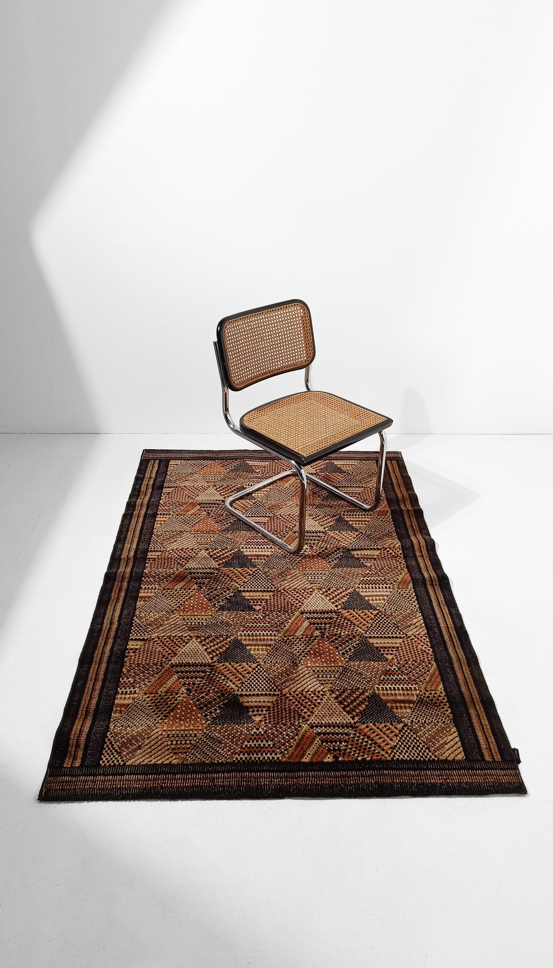 A Rug made in Italy between the 70s and 80s, produced by T&J vestor based on a design by the historic fashion brand Missoni.
Missoni make the best knitwear in the world and, according to some, the most beautiful fashion in the world