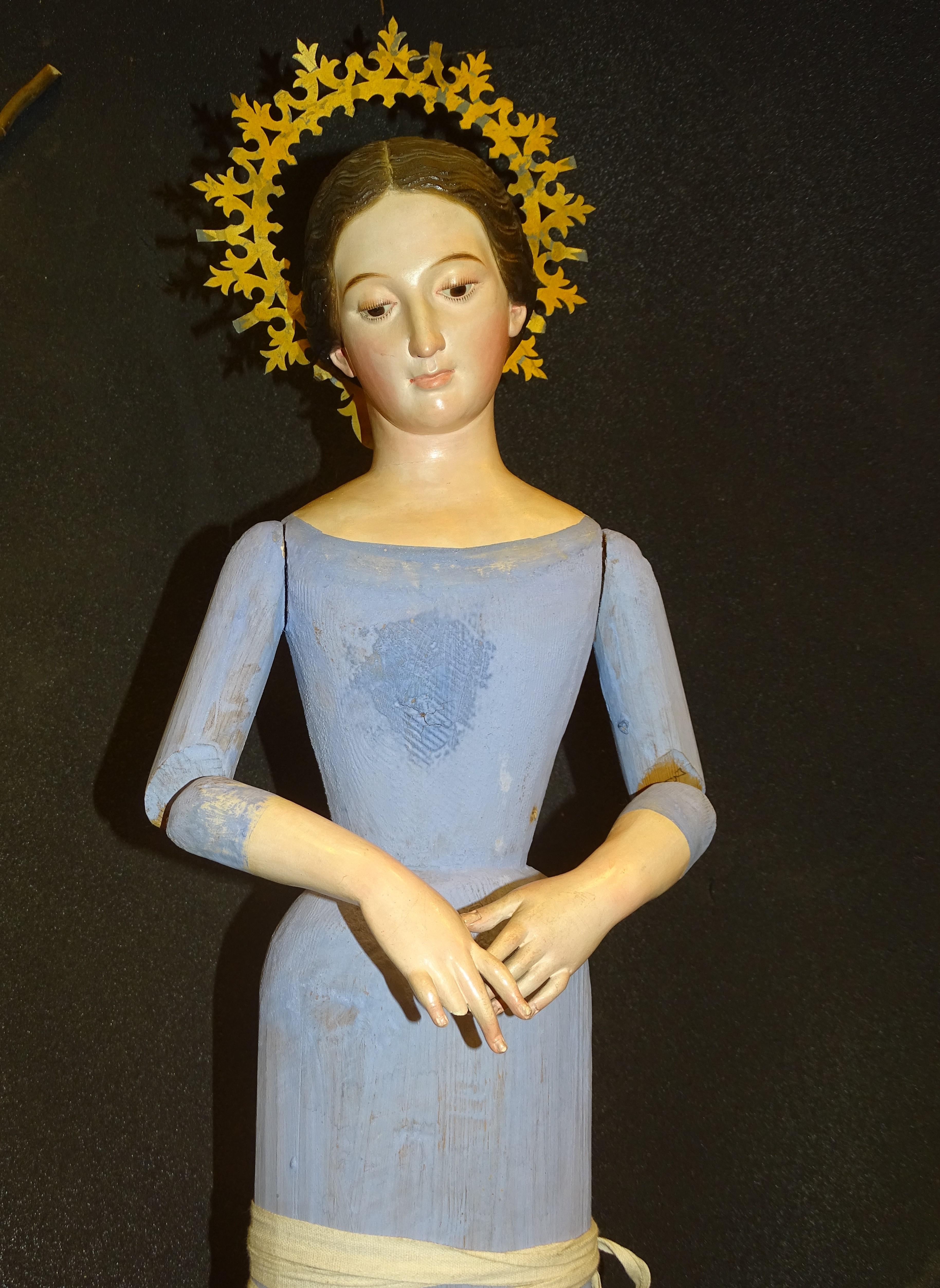 Hand-Crafted Italian Virgin Wood Sculpture, Capipota, Dressing Image