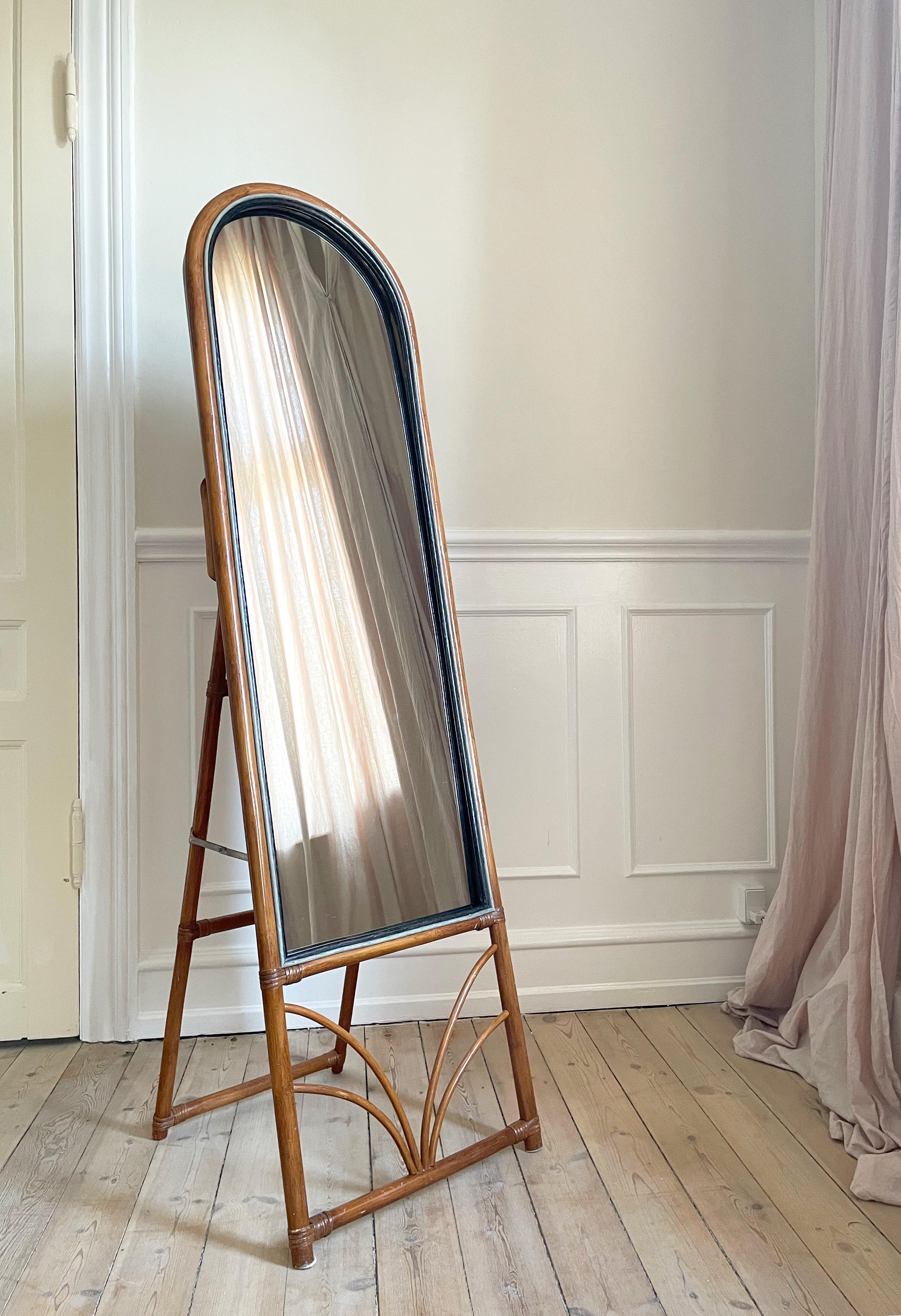 Italian midcentury floor mirror in the style of Vivai del Sud. Wooden arched frame with soft Art Deco style lacquered bamboo decorations underneath and around the mirror. Singular front bamboo canes painted black and light grey around the mirror.