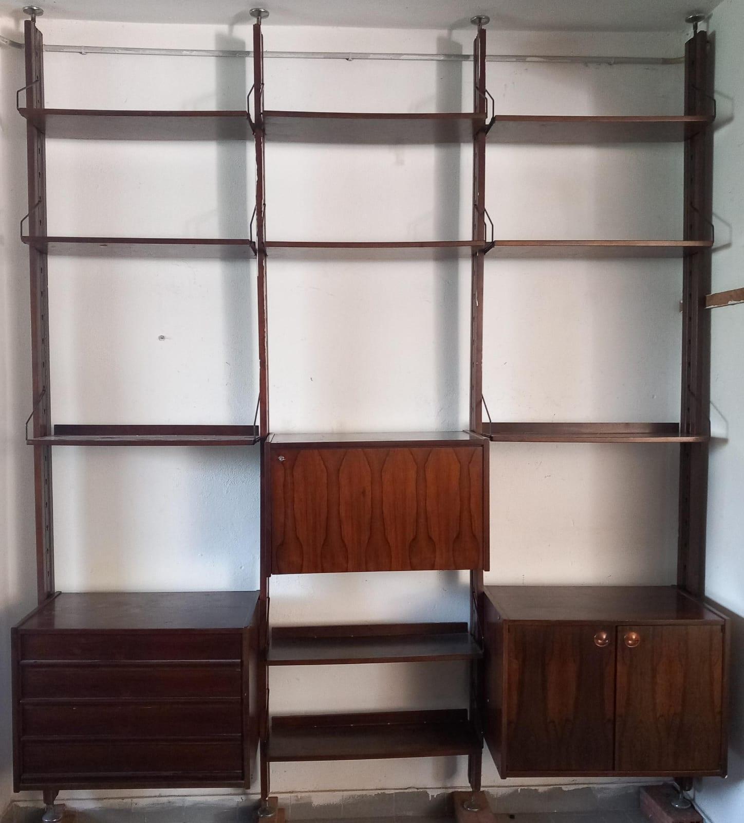 This stunning wall bookcase was made in Italy in the 1960s by the renowned Italian furniture firm Industria Mobili Barovero. A standout piece from the iconic Selex furniture series, it carries the original trademark that confirms its