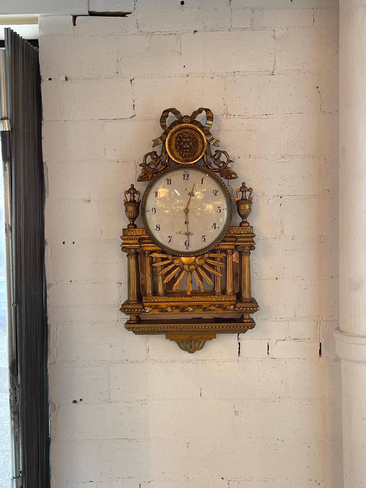 Horloge murale italienne du 19ème siècle en bois sculpté et doré, Circa 1870. C'est une horloge murale joliment sculptée. Une pièce très fonctionnelle pour toute maison.