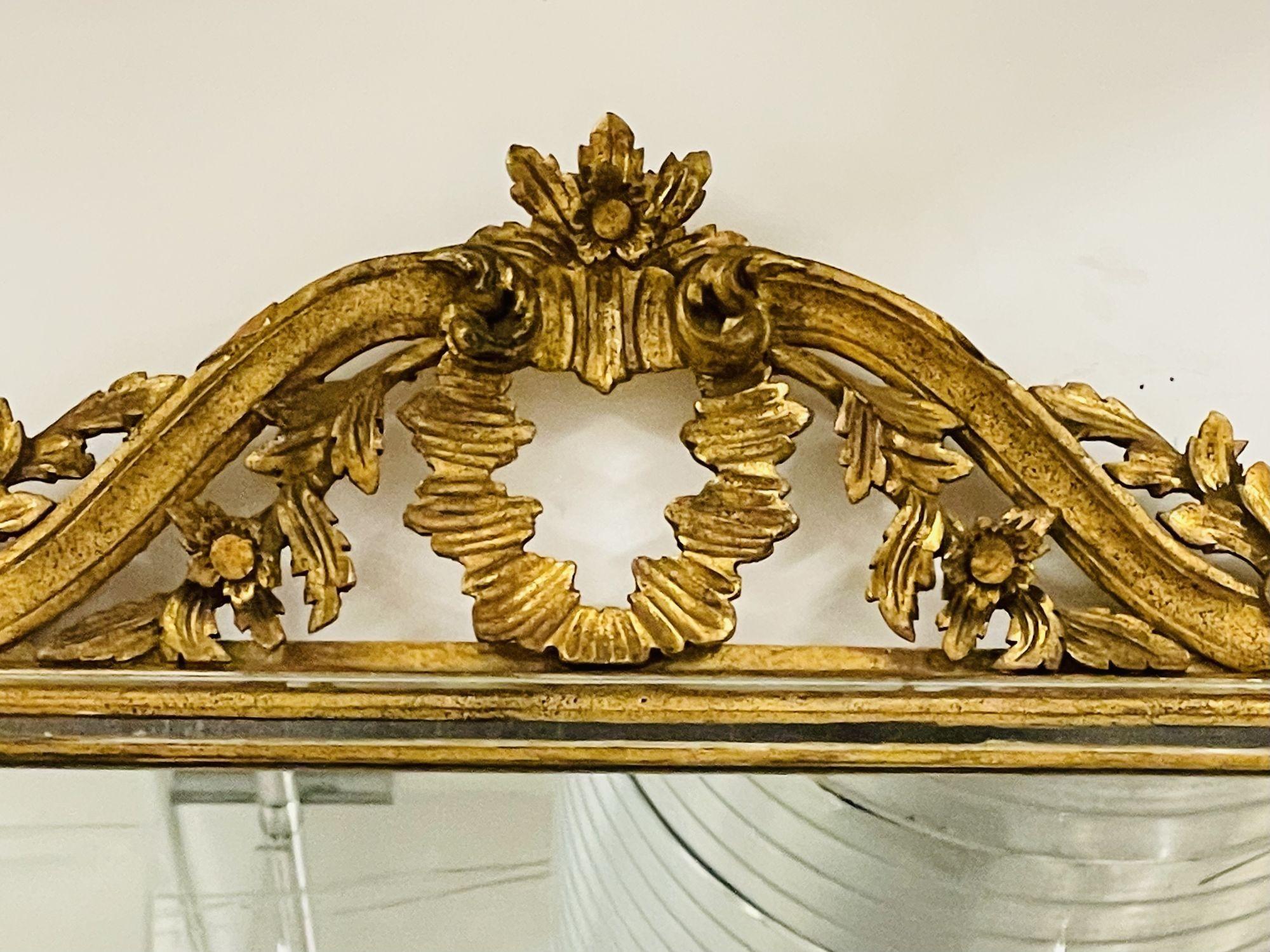 Italienischer Wand-, Konsolen- oder Pfeilerspiegel. 1930s. Gold vergoldet, geschnitzt.
 
Ein zentraler Spiegel, flankiert von vergoldeten Holzseiten mit Spiegeleinlage. Das Ganze auf einem fein geschnitzten Rahmen. 
 
 
ZXX