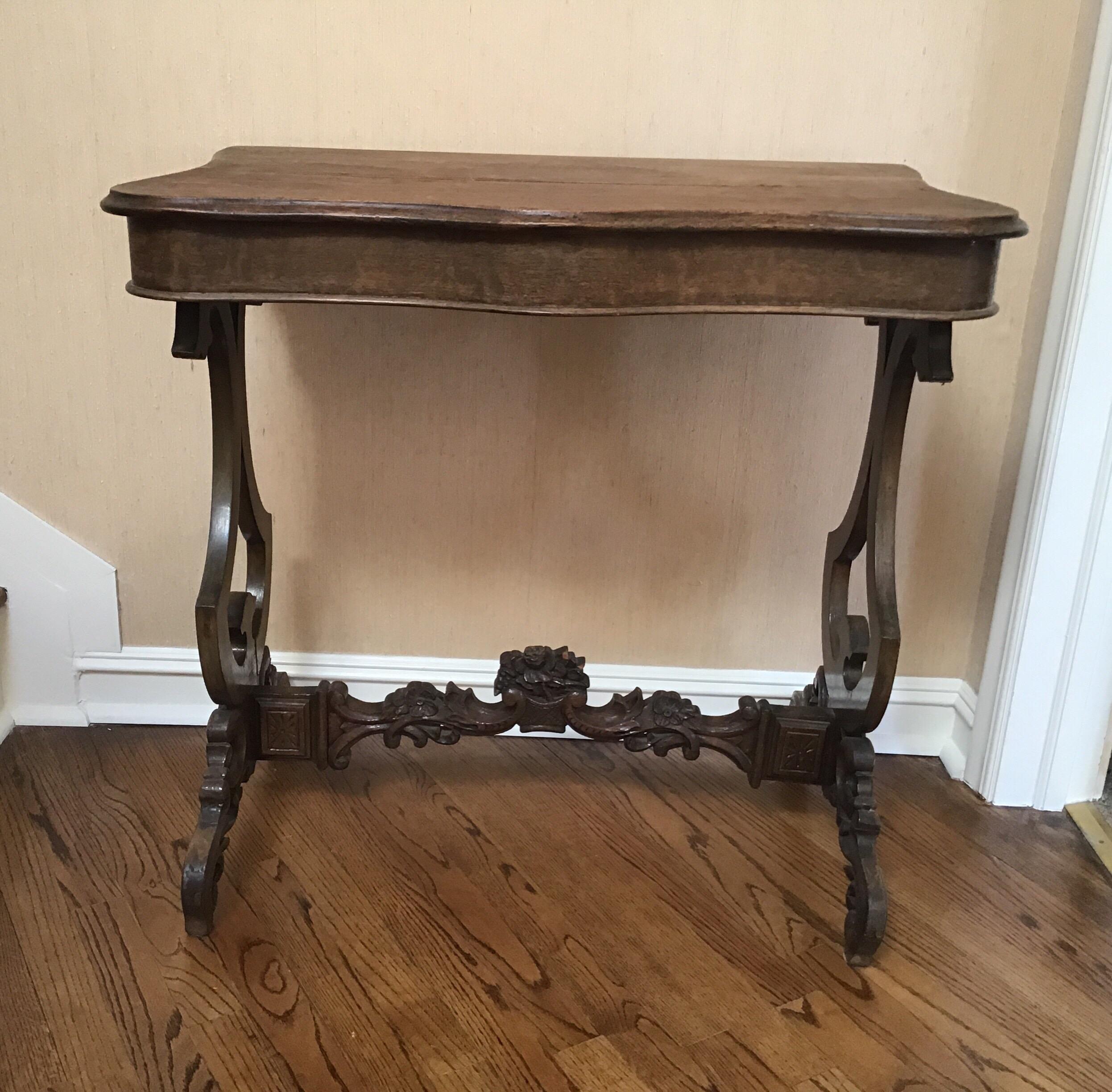 Table console italienne à pieds sculptés, vers les années 1920.