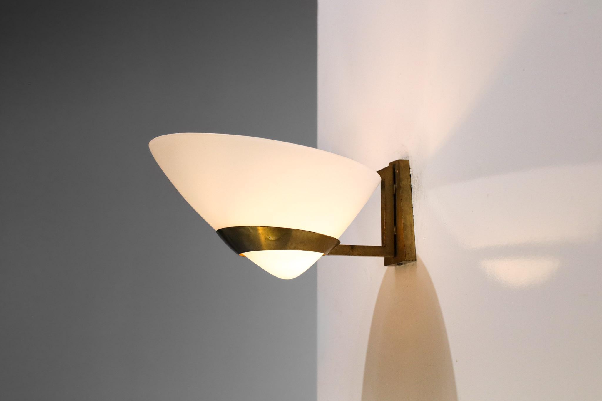 Italian Wall Lamp 50's Brass and Opaline Vintage For Sale 5