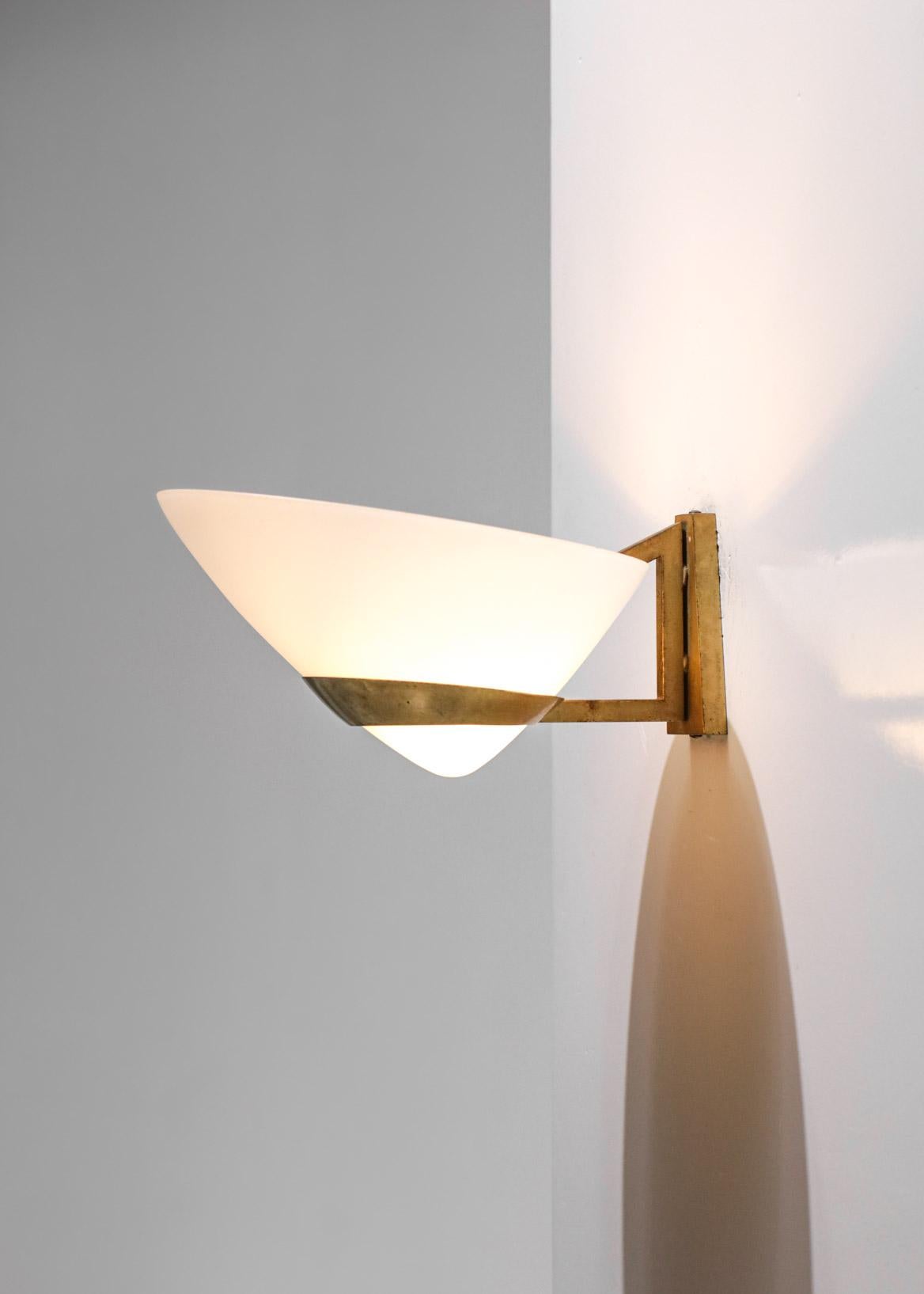 Italian wall lamp of the 50s. Structure of the wall lamp in solid brass (trace of oxidation and time), diffuser in white opaline opaque. Note a slight chip on the opaline (see photos). Nice vintage condition, recommended LED bulb type E14.
