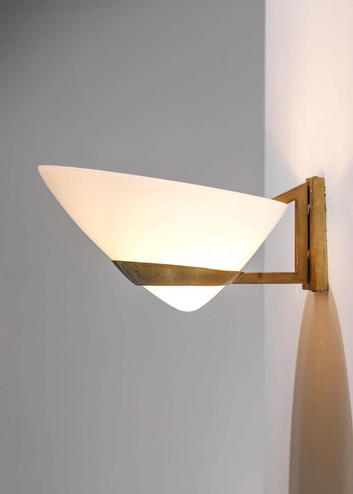 Italian Wall Lamp 50's Brass and Opaline Vintage In Good Condition For Sale In Lyon, FR