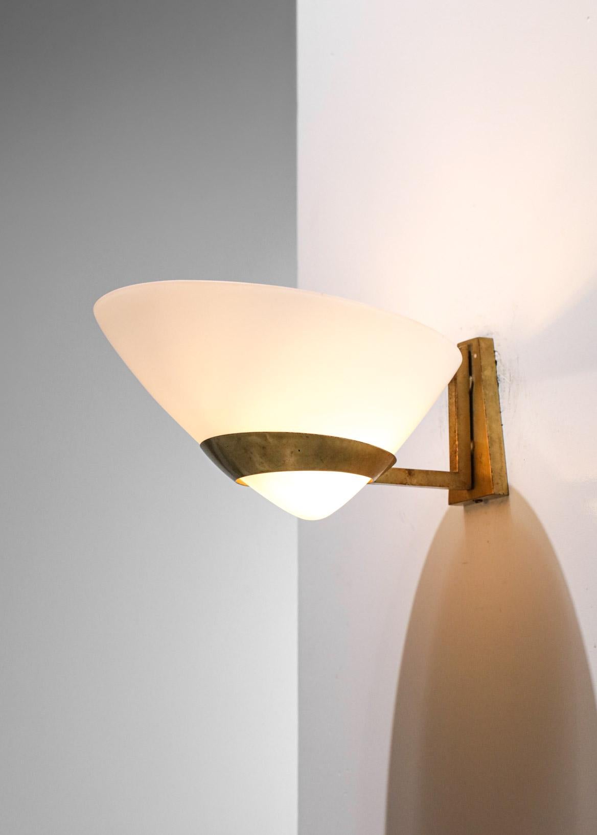 Italian Wall Lamp 50's Brass and Opaline Vintage For Sale 1