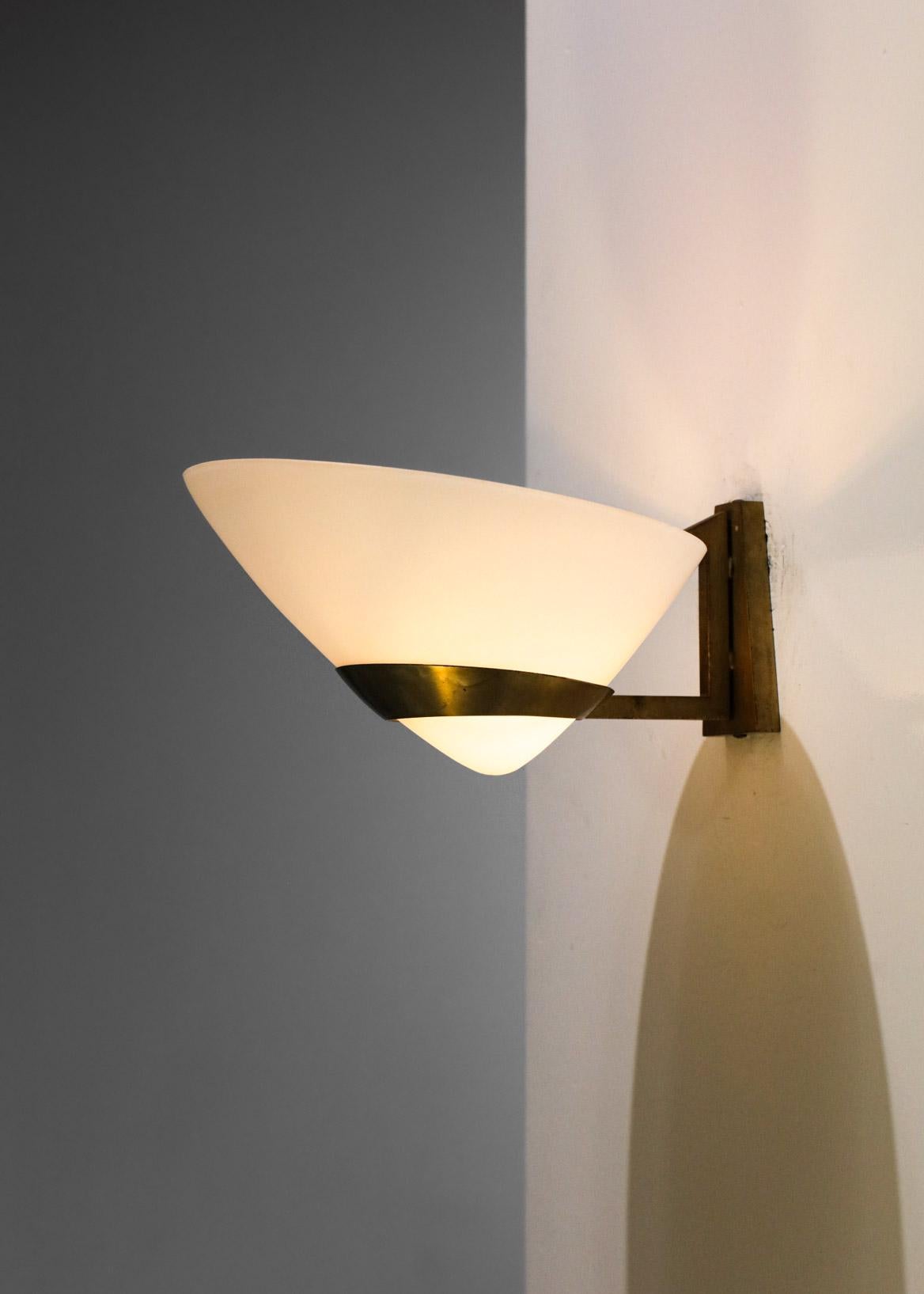 Italian Wall Lamp 50's Brass and Opaline Vintage For Sale 2