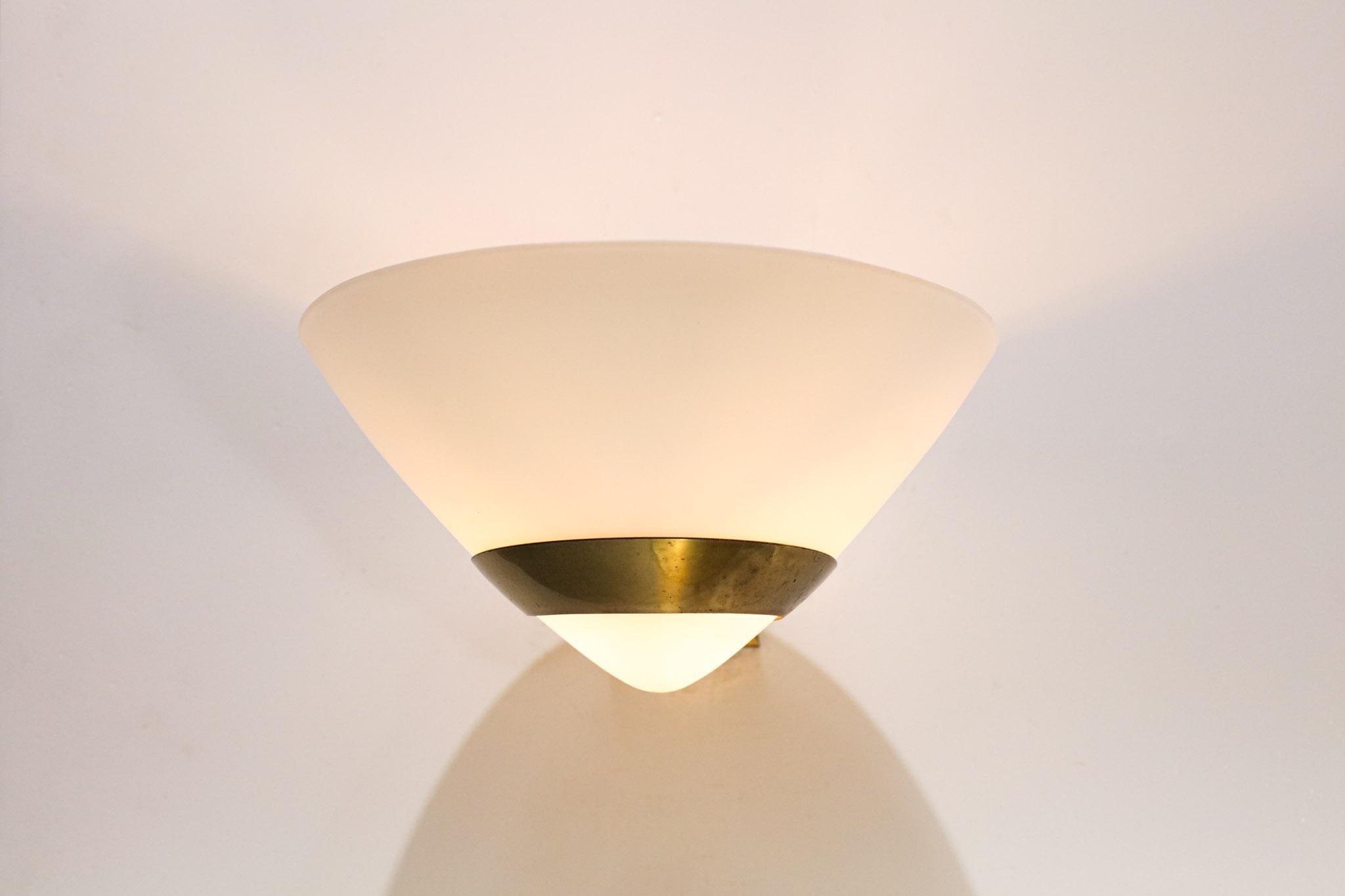 Italian Wall Lamp 50's Brass and Opaline Vintage For Sale 3