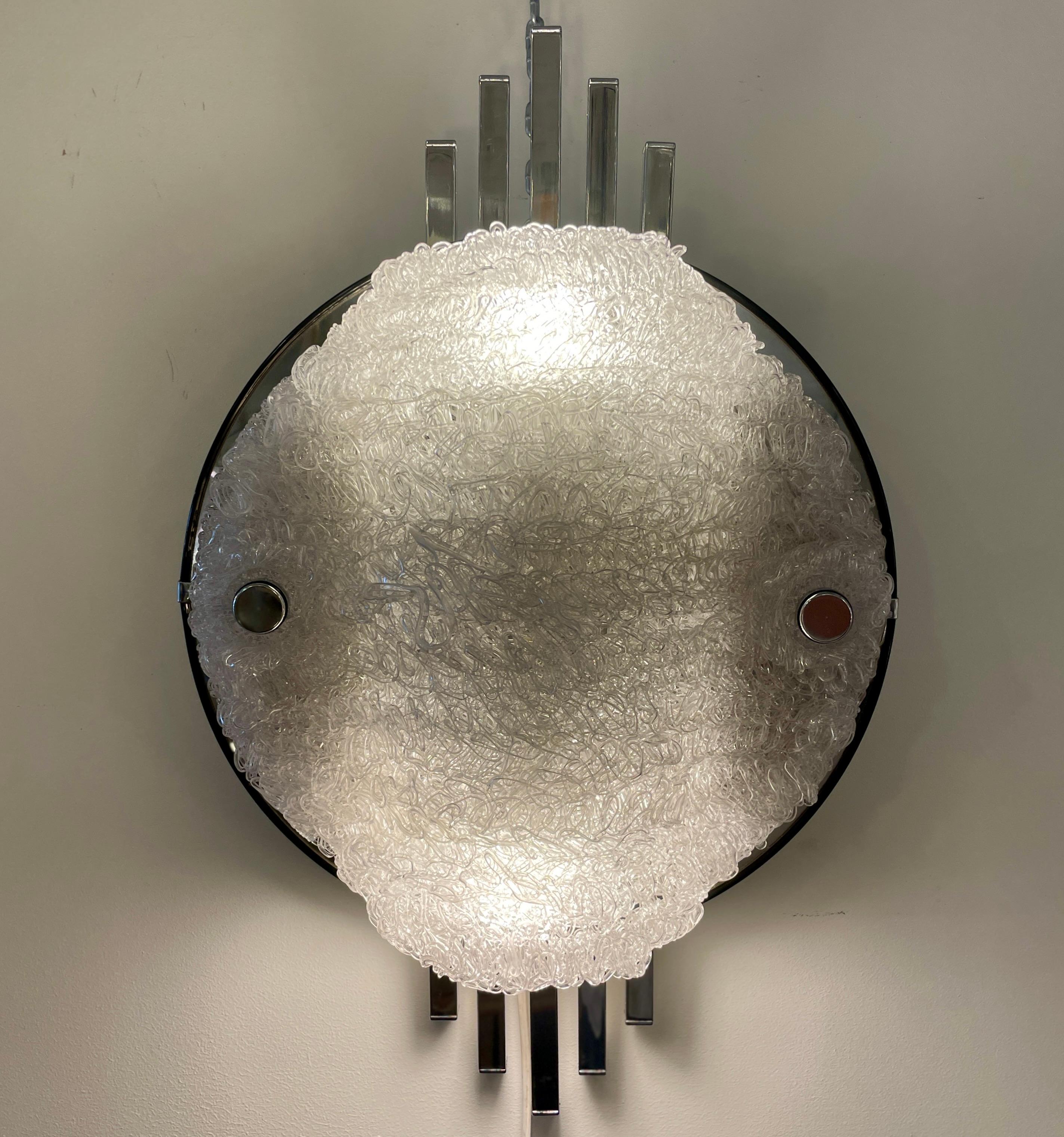 Raro aplique del Brutalismo italiano realizado en metal cromado y cristal de espagueti de Murano, atribuido a Angelo Brotto para Esperia de la década de 1970.
 
Att. a : Angelo Brotto para Esperia
Periodo de diseño : Años 70
Origen :