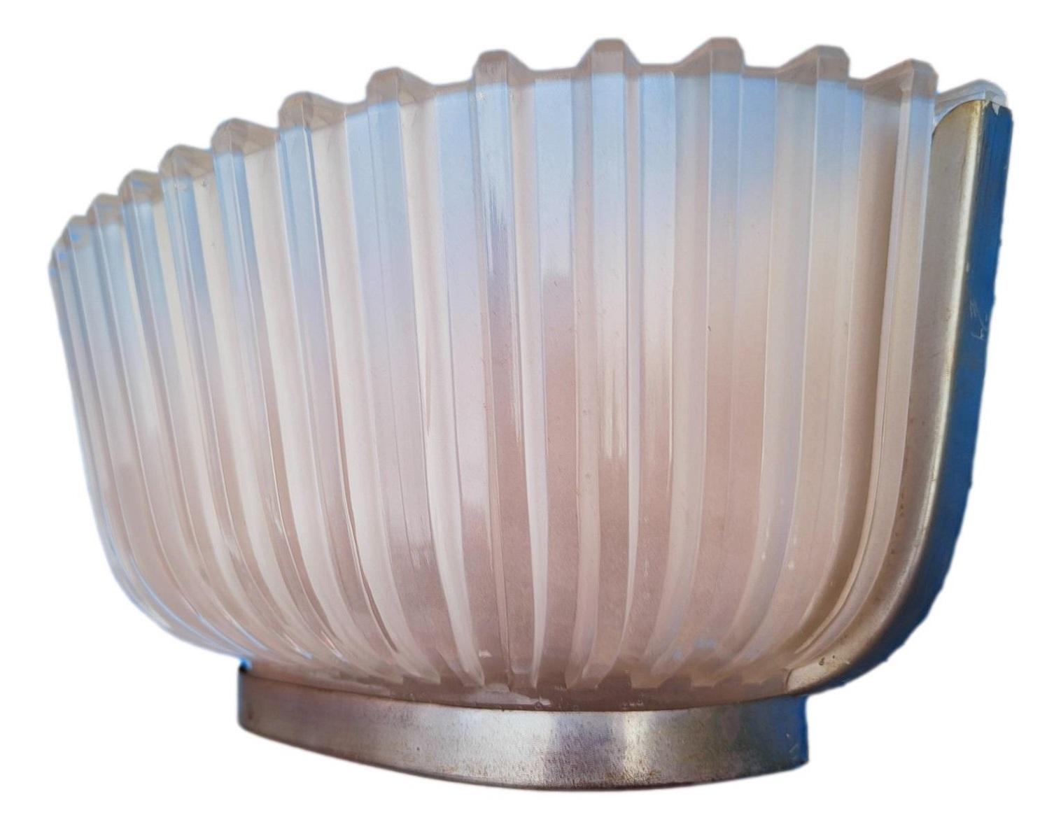 Superb original 40s wall lamp, production and design Archimede Seguso
made of ribbed Murano glass on metal structure
measuring 30 cm in length, 14 cm in height and 12 cm in protrusion from the wall
very good condition, considering the age, intact