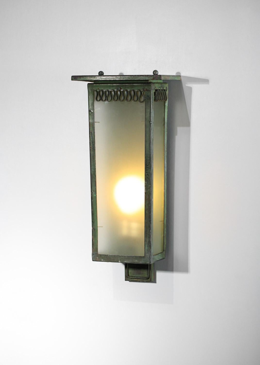 Italian wall lamp from the 40's attributed to Seguso. 
Bonze lacquered metal structure and more or less frosted glass lampshade. Very fine vintage condition, with a beautiful patina of age on the metal and traces of use (see photos). We recommend an