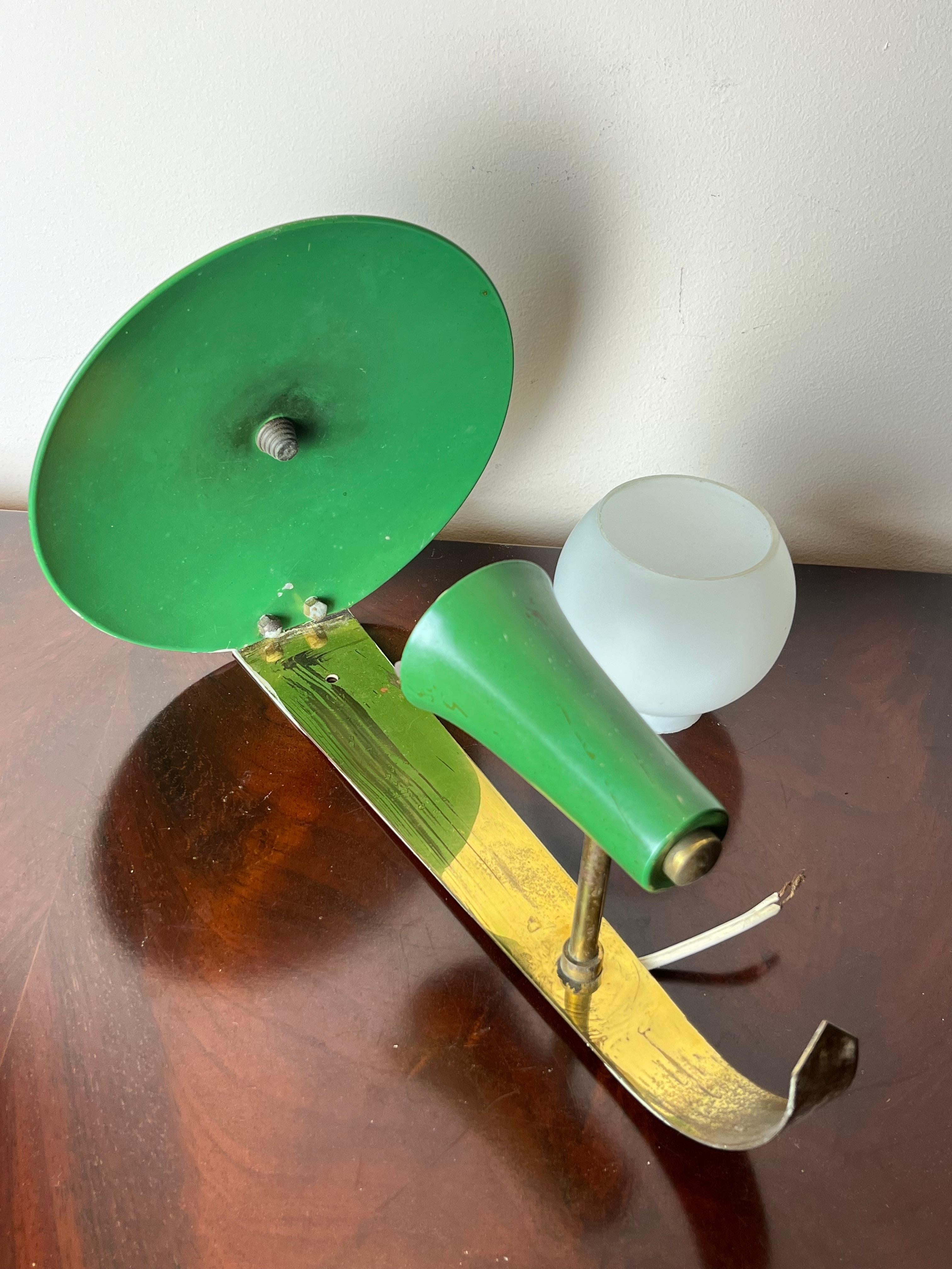 Italienische Wandleuchte aus Messing und grünem Aluminium, Opalglasschale, 1950er Jahre
E14-Lampe
Gute Bedingungen.