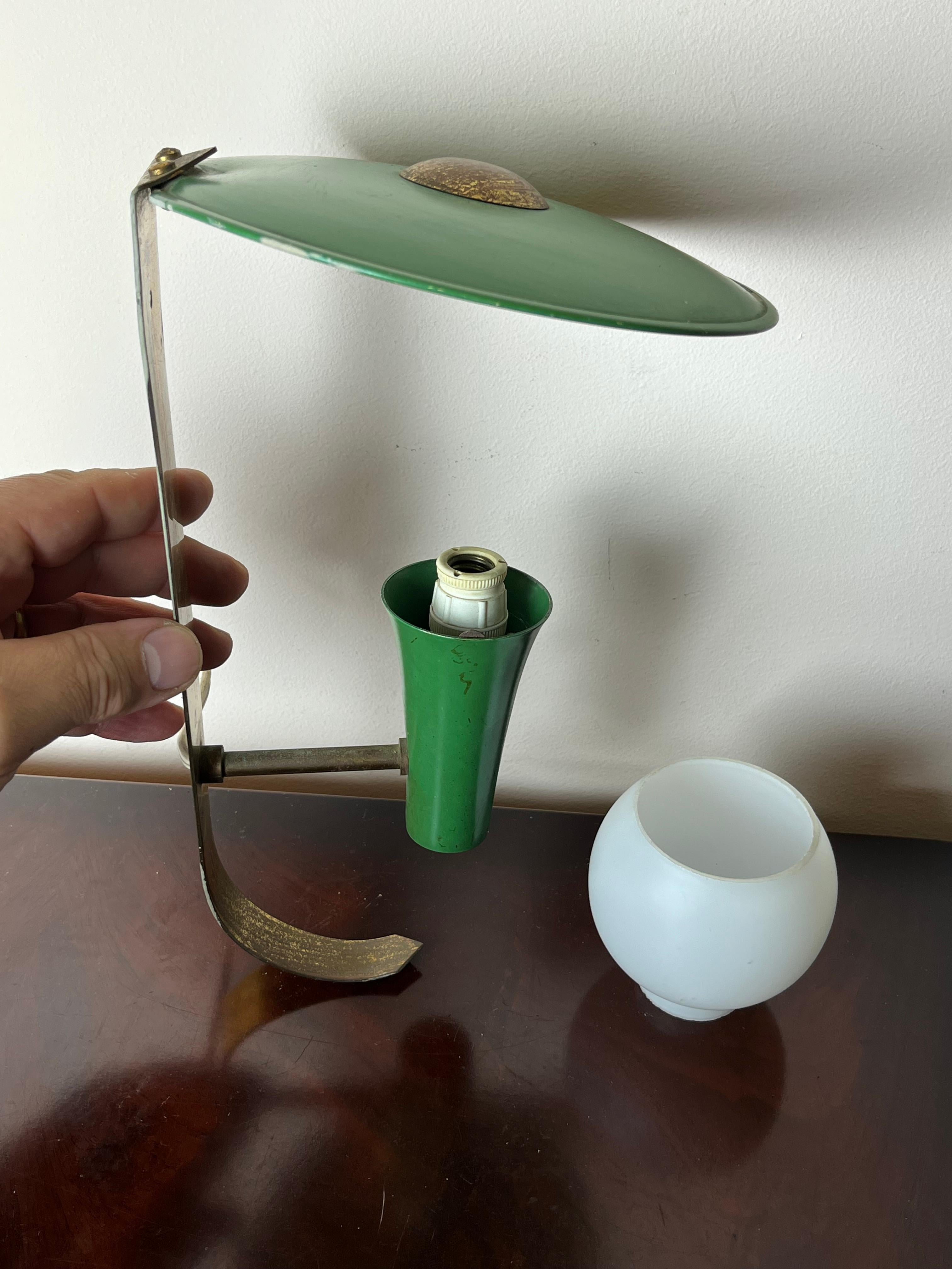 Italienische Wandleuchte aus Messing und grünem Aluminium, Schale aus Opalglas, 1950er Jahre (Sonstiges) im Angebot