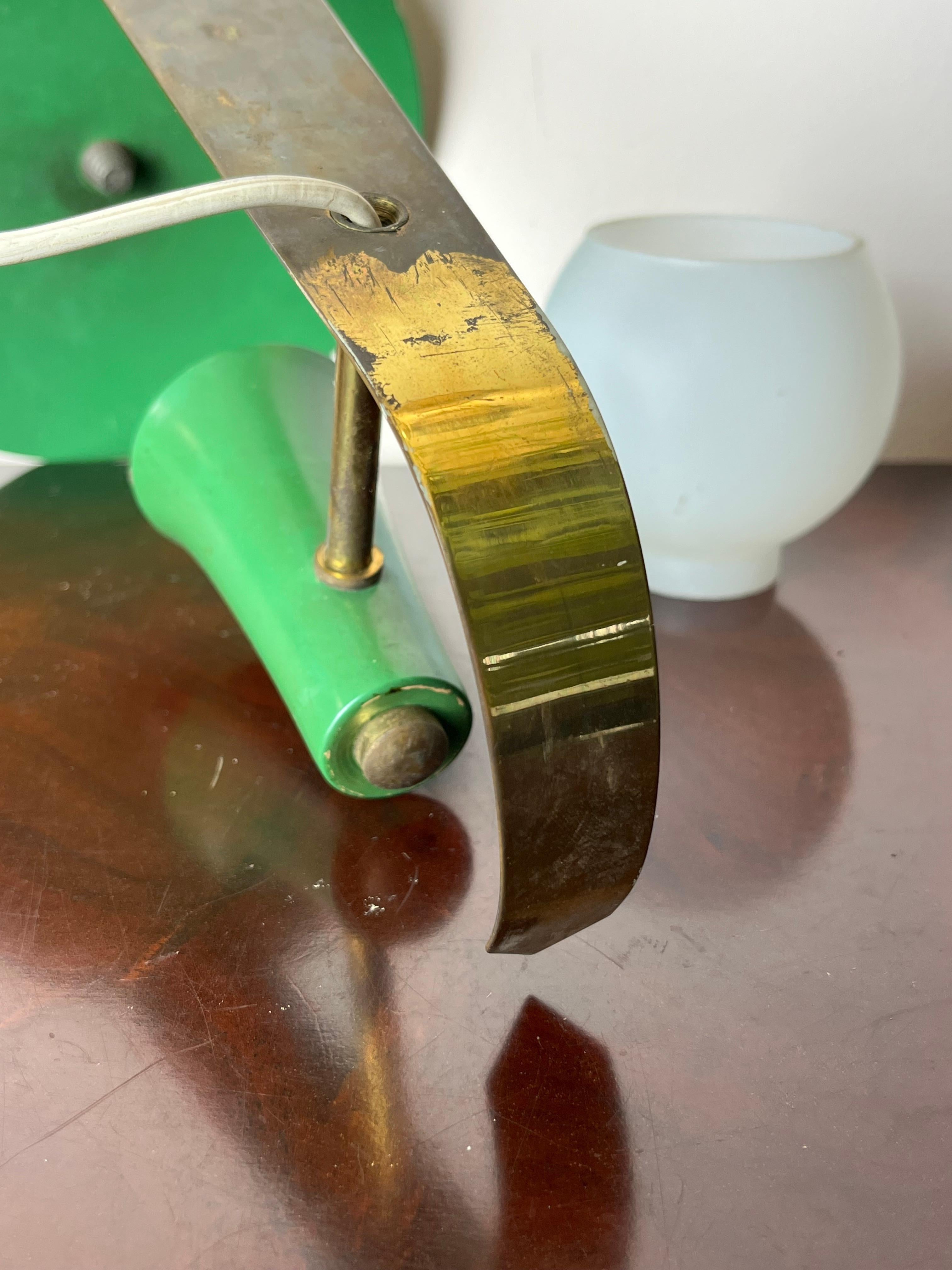 Italienische Wandleuchte aus Messing und grünem Aluminium, Schale aus Opalglas, 1950er Jahre im Zustand „Gut“ im Angebot in Palermo, IT