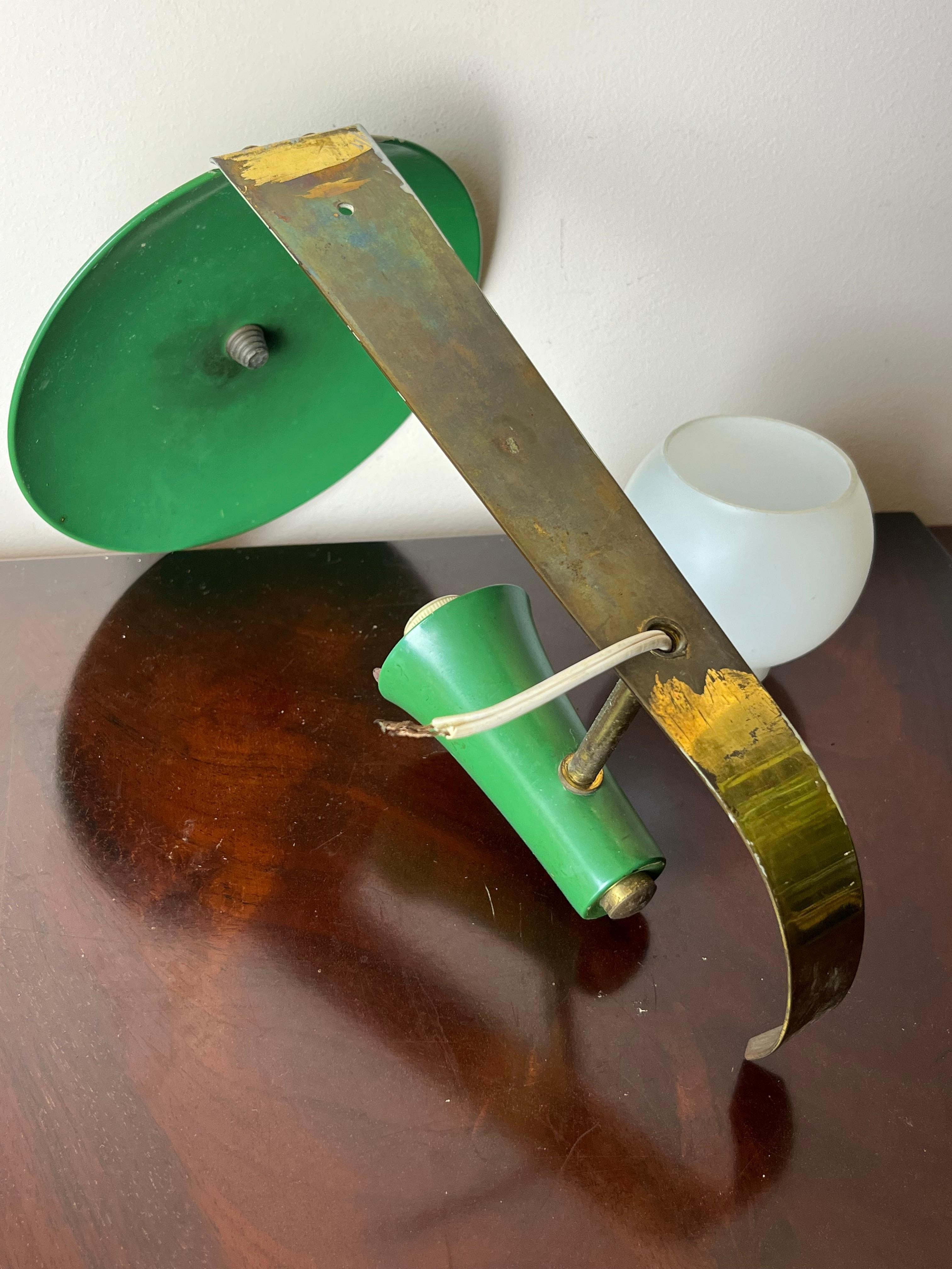 Italienische Wandleuchte aus Messing und grünem Aluminium, Schale aus Opalglas, 1950er Jahre (Mitte des 20. Jahrhunderts) im Angebot