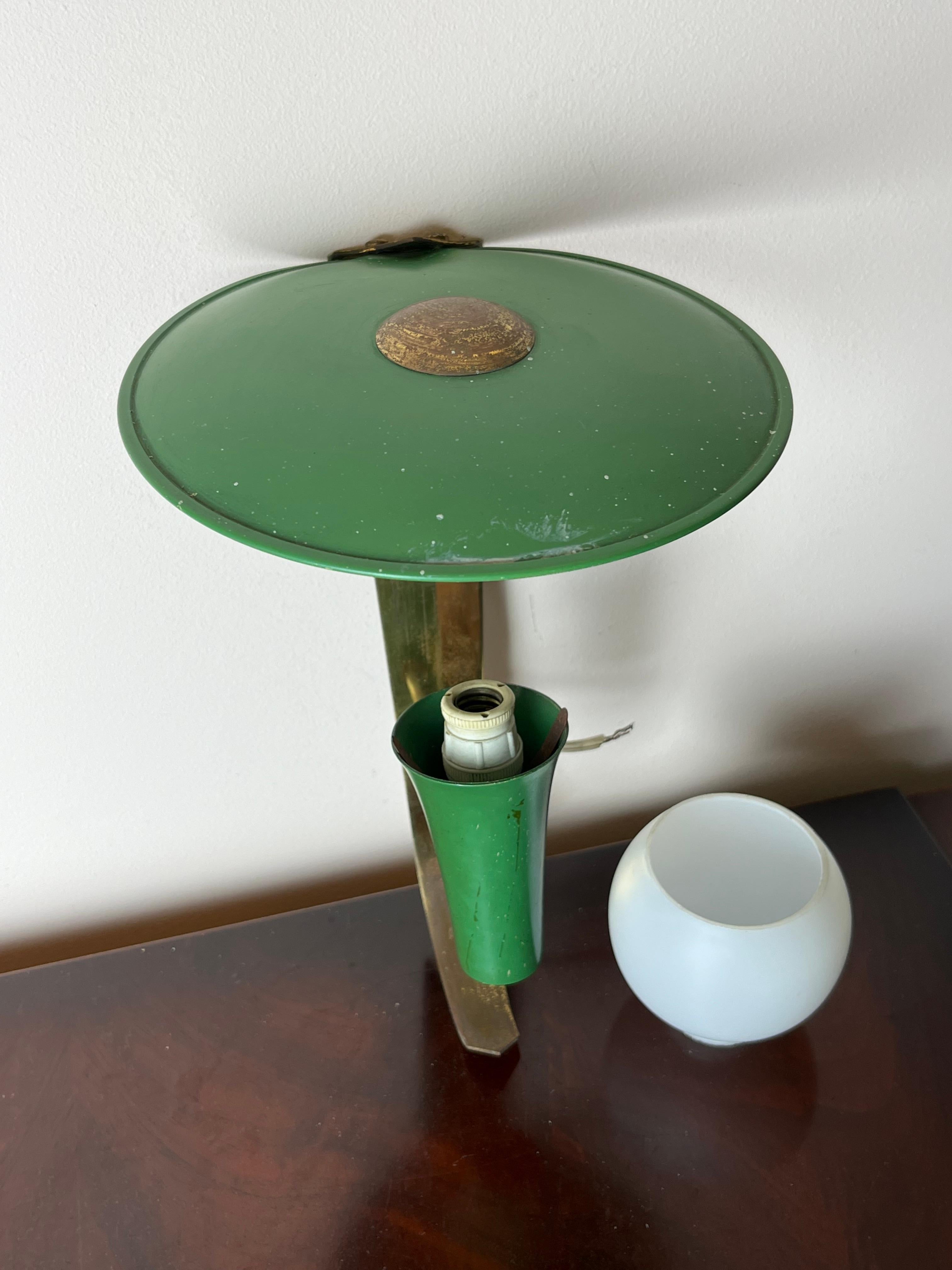 Italienische Wandleuchte aus Messing und grünem Aluminium, Schale aus Opalglas, 1950er Jahre im Angebot 1
