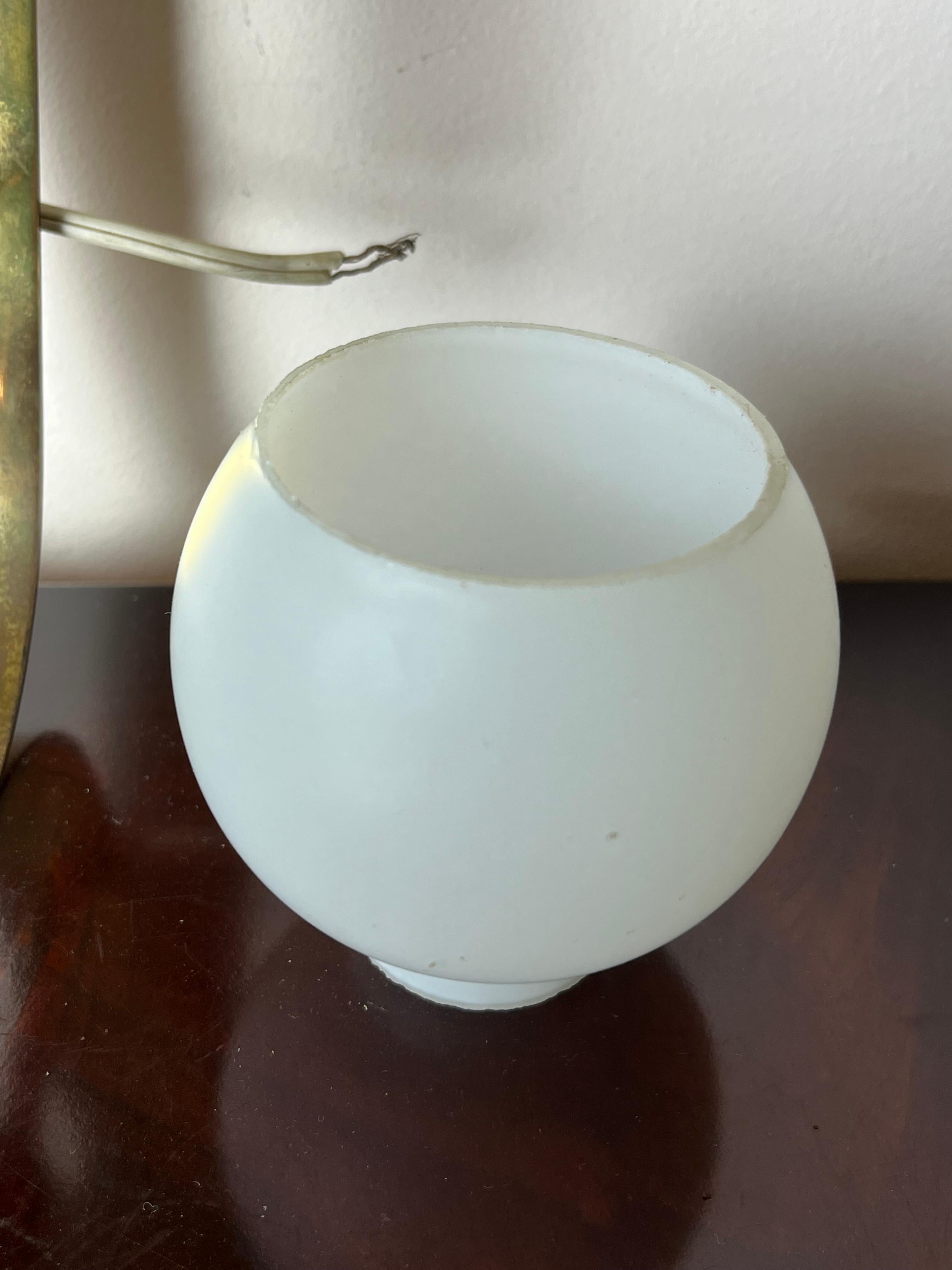 Italienische Wandleuchte aus Messing und grünem Aluminium, Schale aus Opalglas, 1950er Jahre im Angebot 2