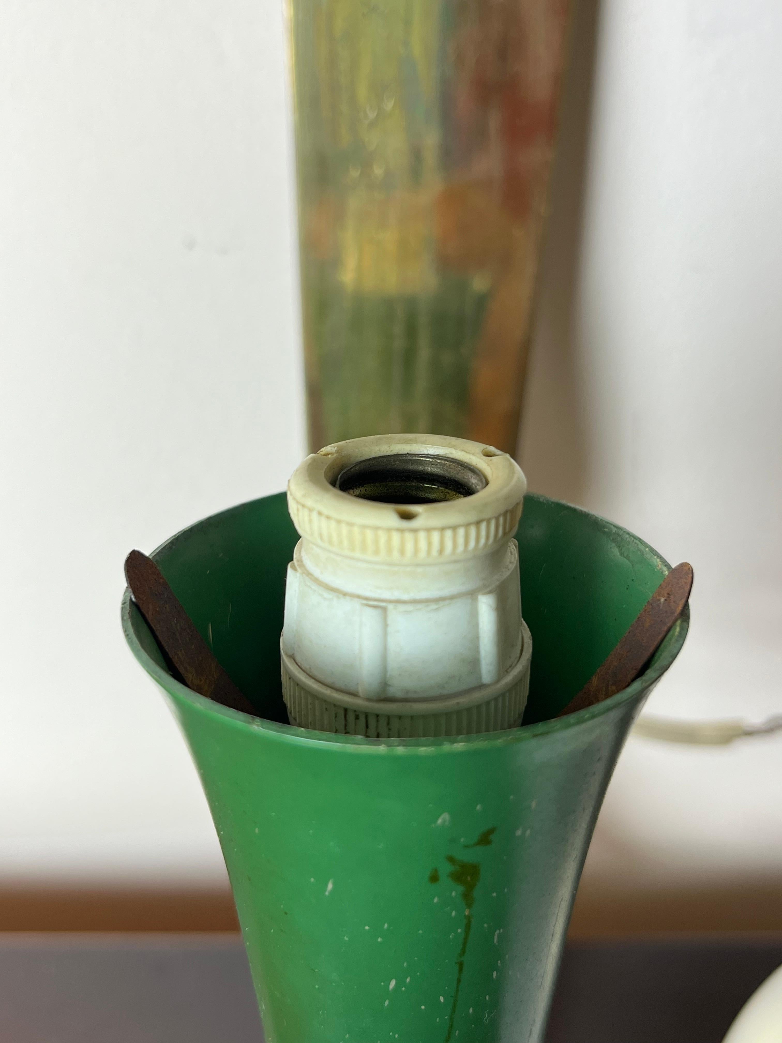 Italienische Wandleuchte aus Messing und grünem Aluminium, Schale aus Opalglas, 1950er Jahre im Angebot 3
