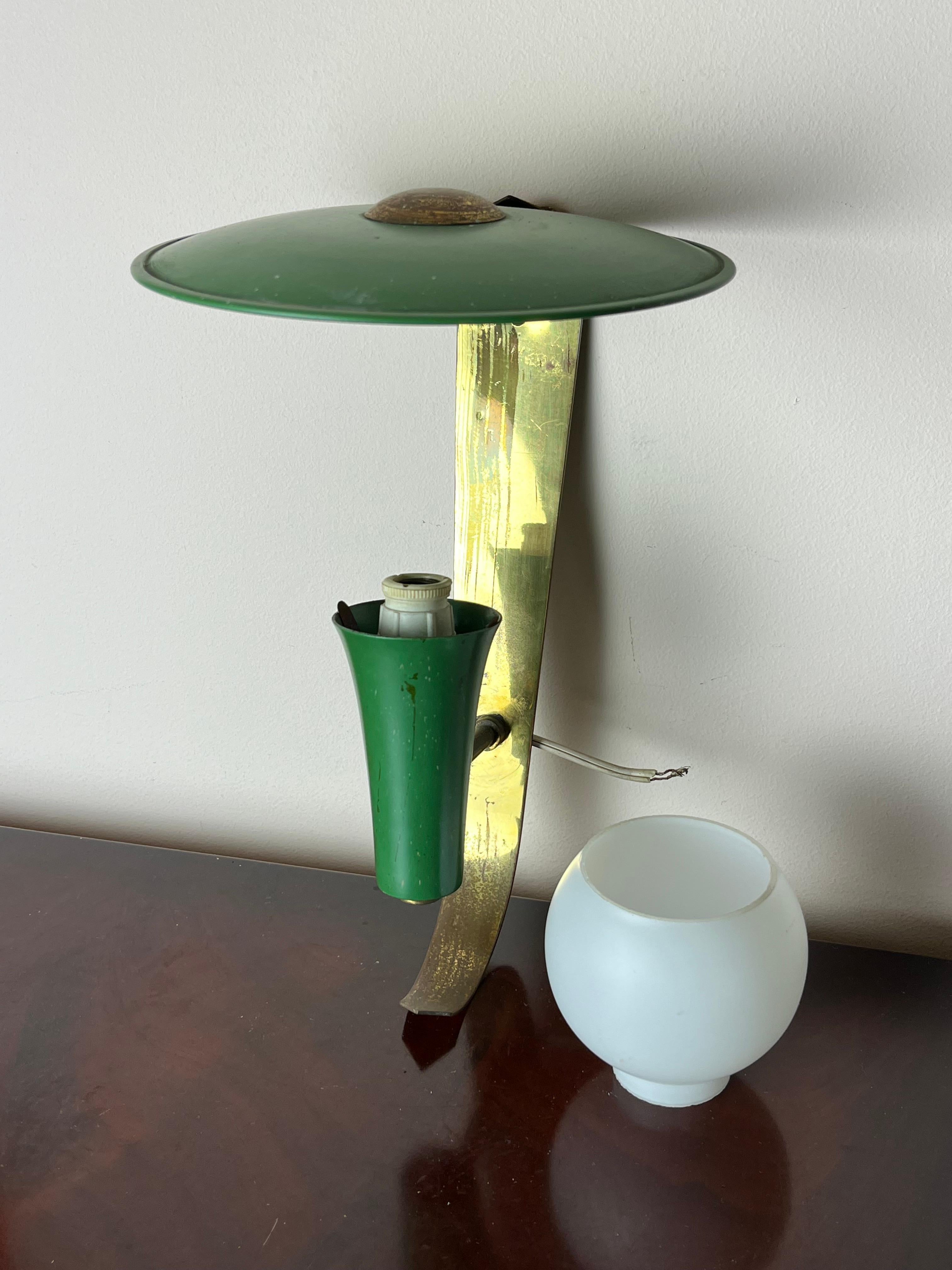 Italienische Wandleuchte aus Messing und grünem Aluminium, Schale aus Opalglas, 1950er Jahre im Angebot 4