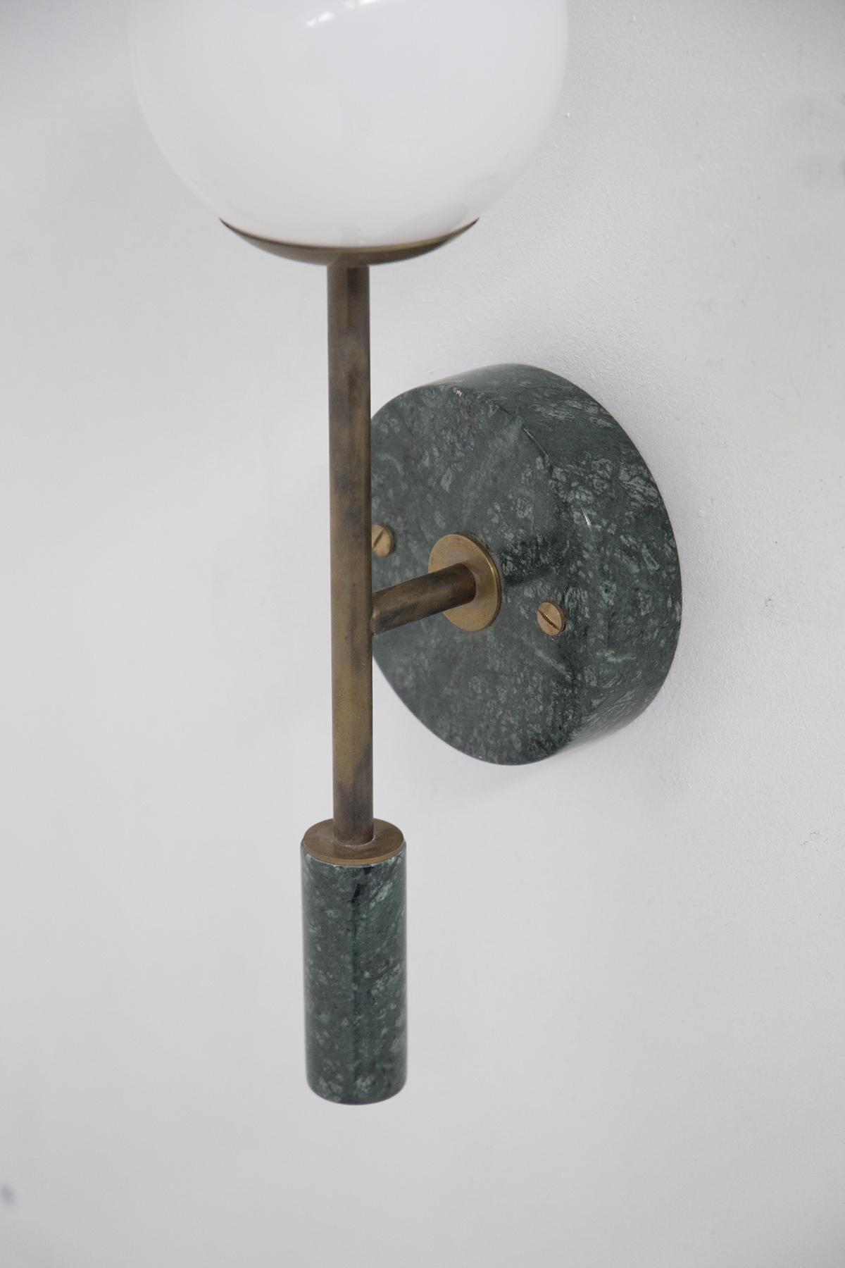 Mid-Century Modern Lampe murale italienne en marbre vert et laiton en vente