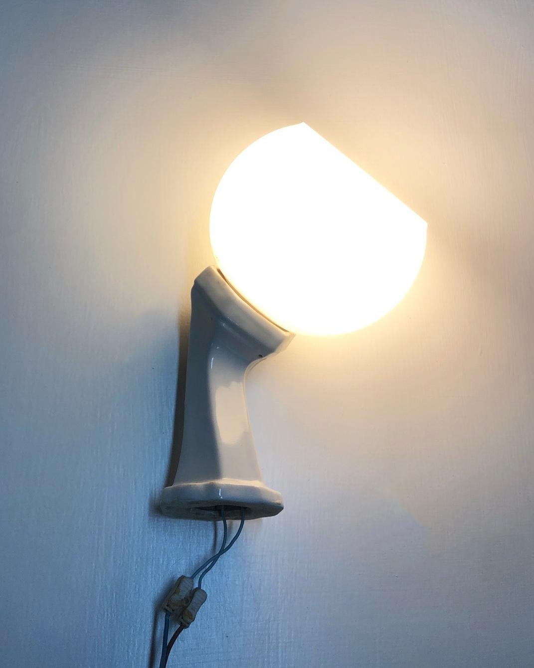 Italian wall lamp in white porcelain, with glass shade, original from 1930s
In working condition.
Equipped with original 20th century European wiring.
We recommend buyer consults an experienced electrician for proper installation.
The fixture