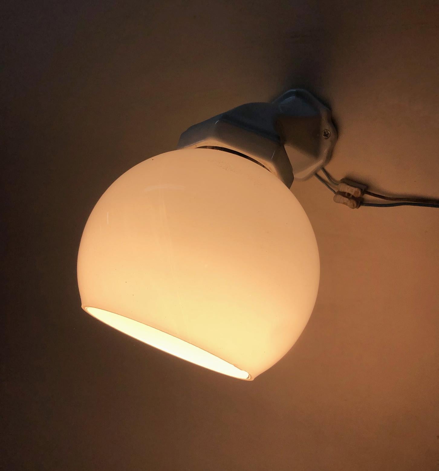 Italian Wall Lamp in White Porcelain, with Glass Shade For Sale 4