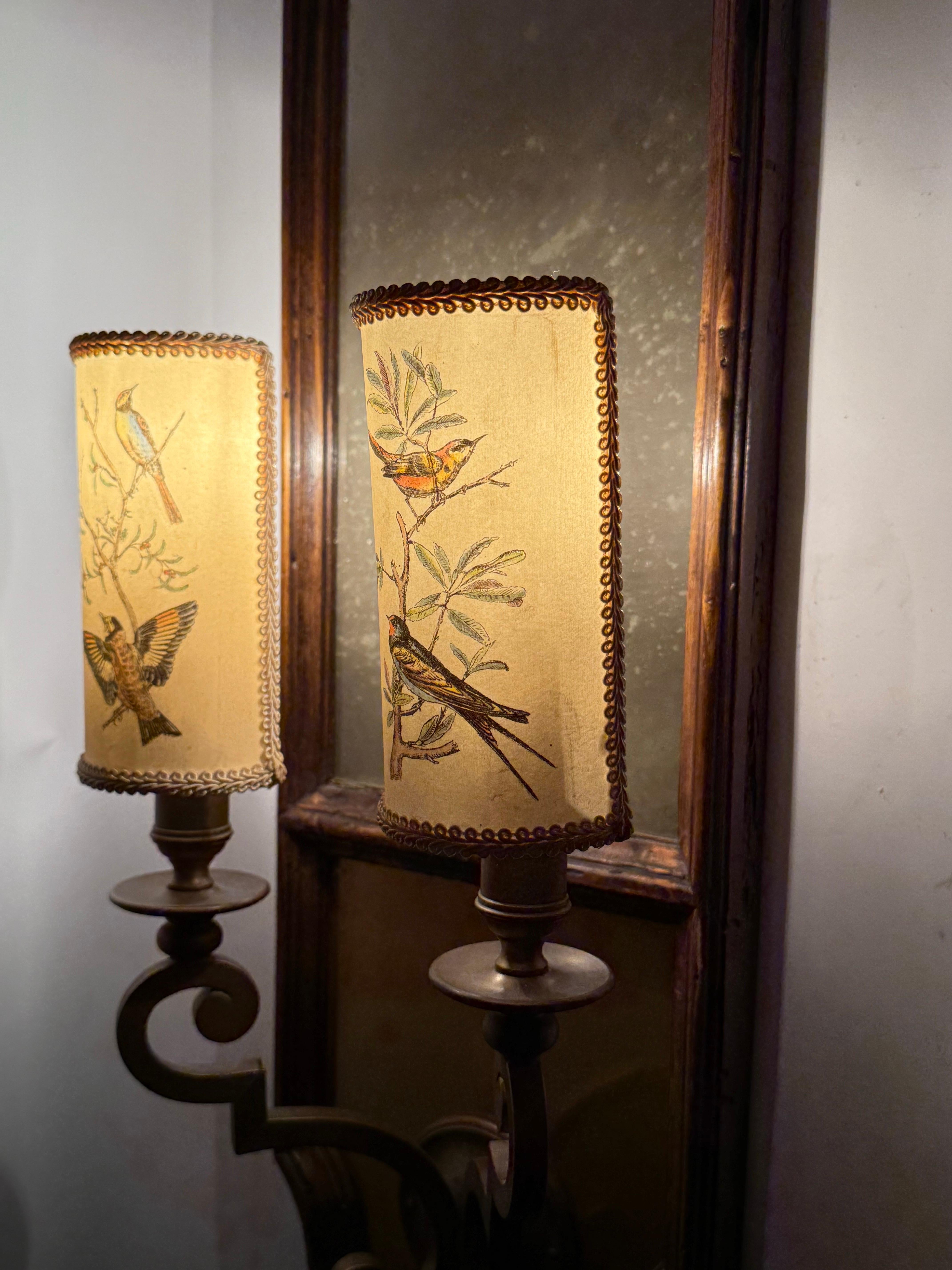 Italienische Wandlampe mit Antique Mirror Glas und Vogel-Lampenschirmen (Hollywood Regency) im Angebot