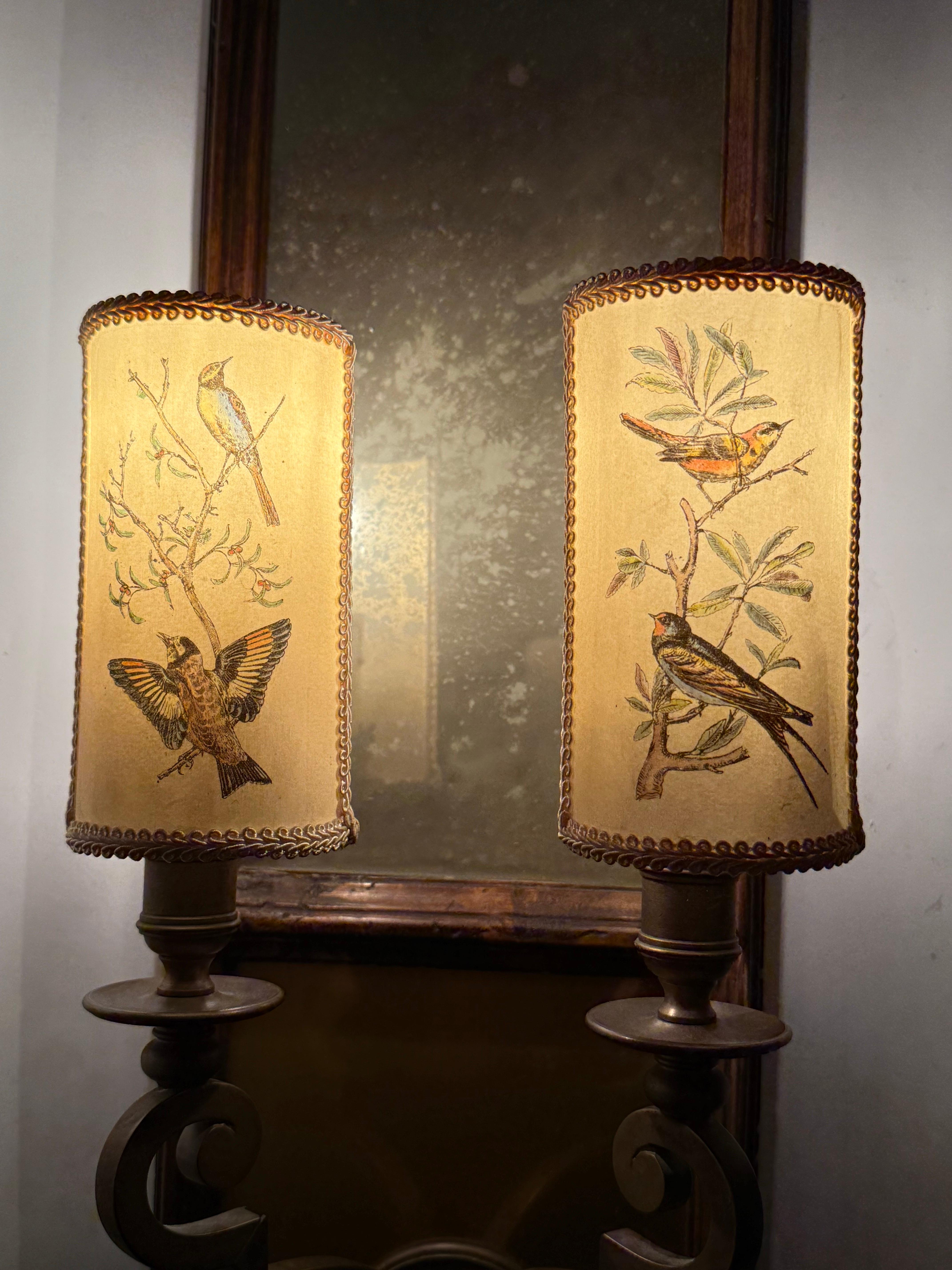 Italienische Wandlampe mit Antique Mirror Glas und Vogel-Lampenschirmen (Handgefertigt) im Angebot