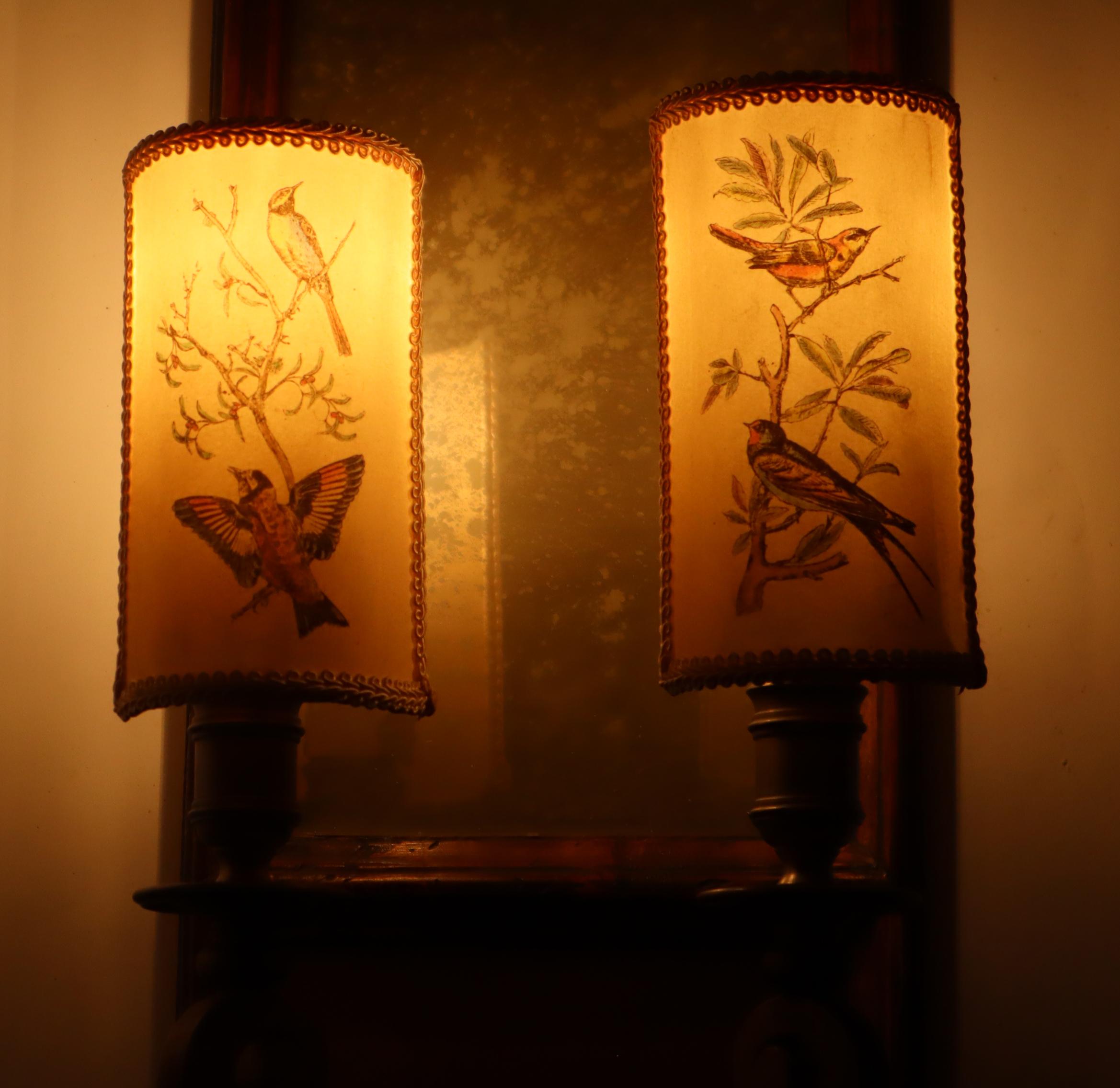 Italienische Wandlampe mit Antique Mirror Glas und Vogel-Lampenschirmen im Zustand „Gut“ im Angebot in Hannover, DE