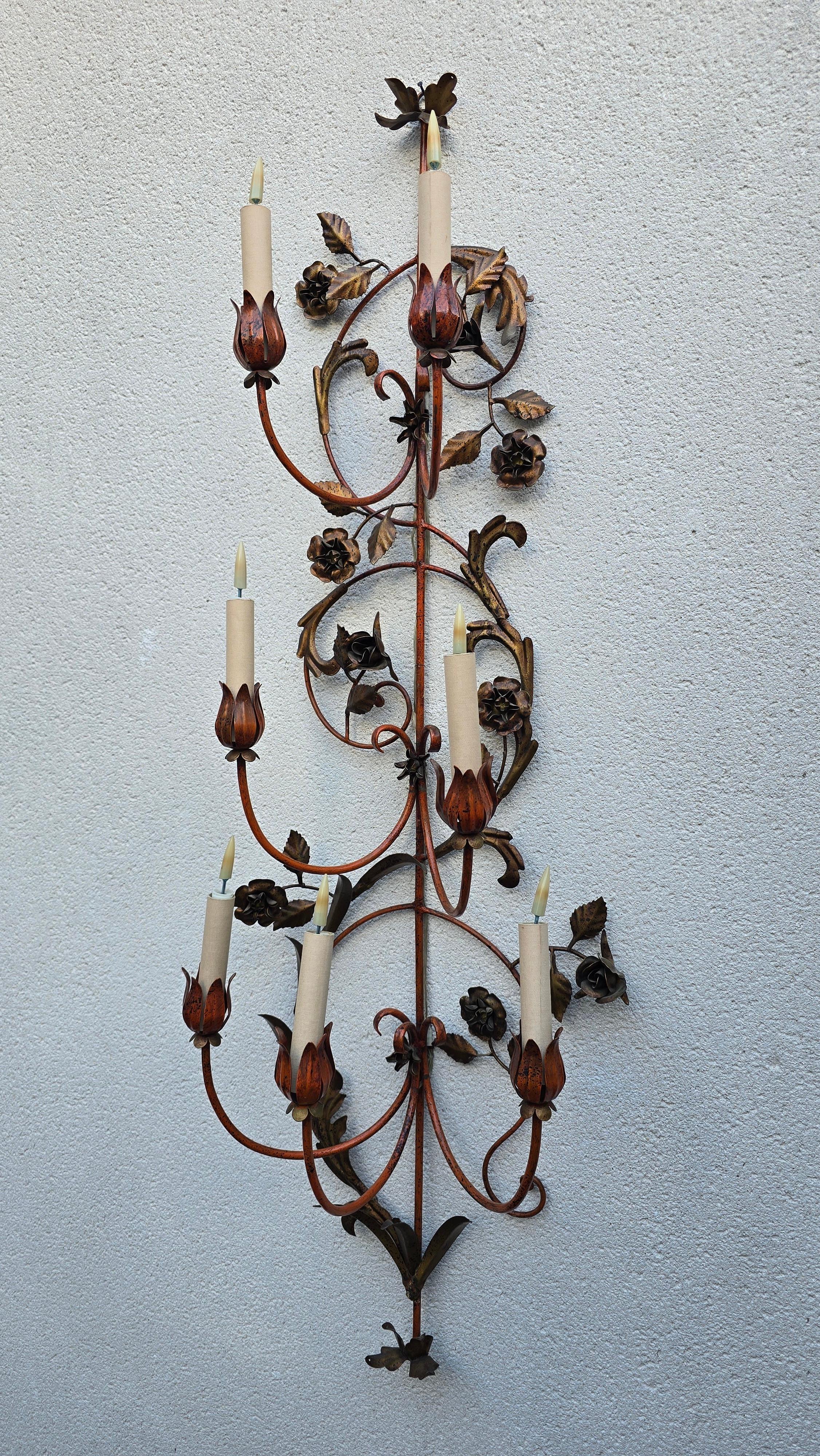 Mid-Century moderno Lampada da parete italiana con decorazioni floreali ornamentali in vendita