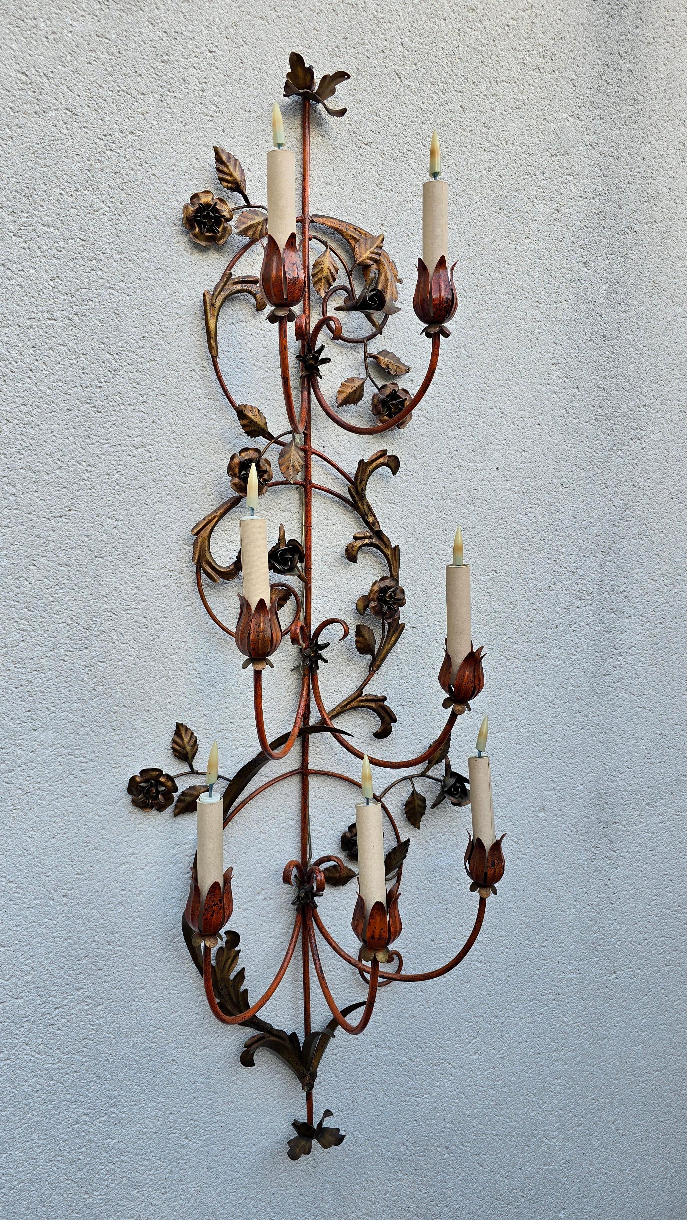 Italiano Lampada da parete italiana con decorazioni floreali ornamentali in vendita