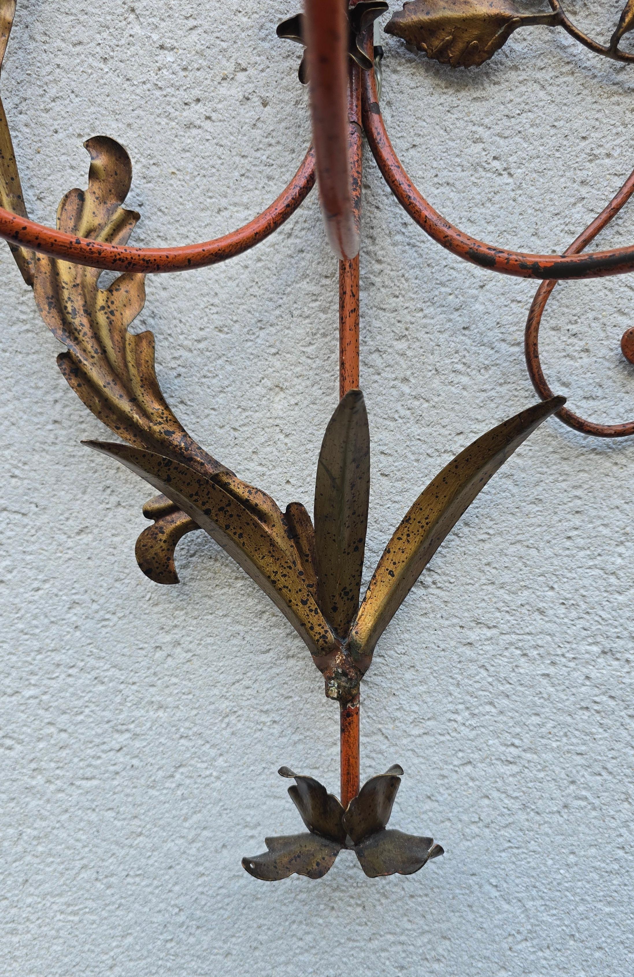 Metallo Lampada da parete italiana con decorazioni floreali ornamentali in vendita