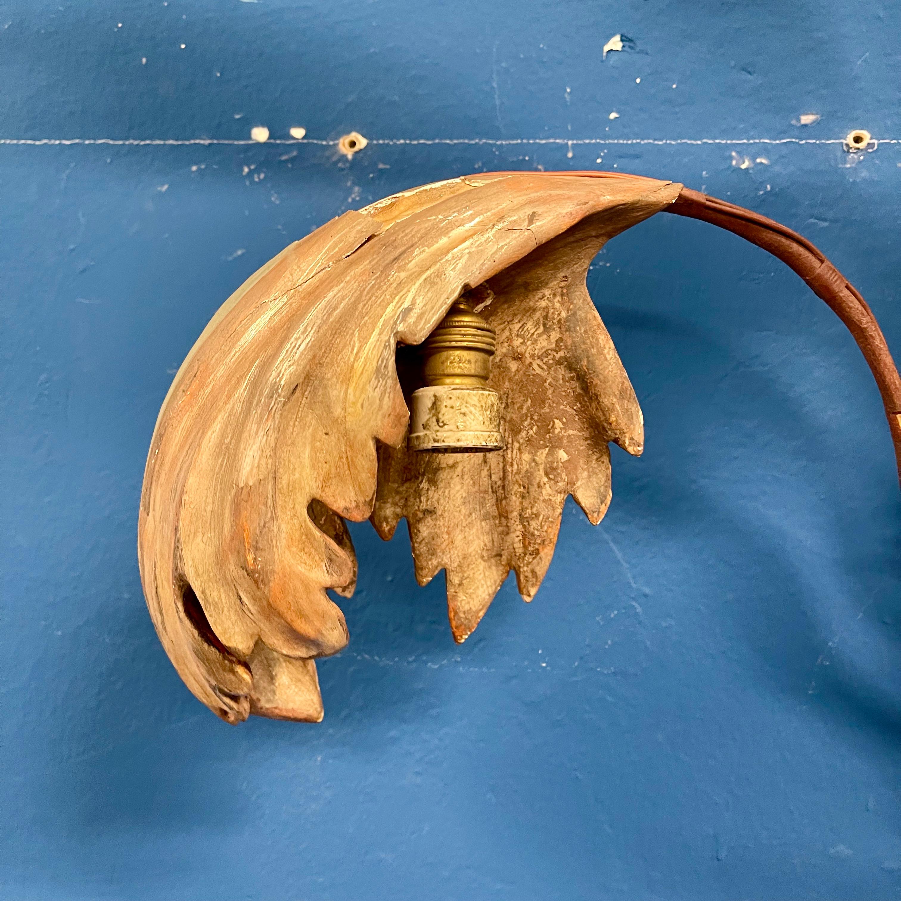 Italian Wall Lamp with Sculpted Wooden Leaves In Good Condition For Sale In Milano, IT
