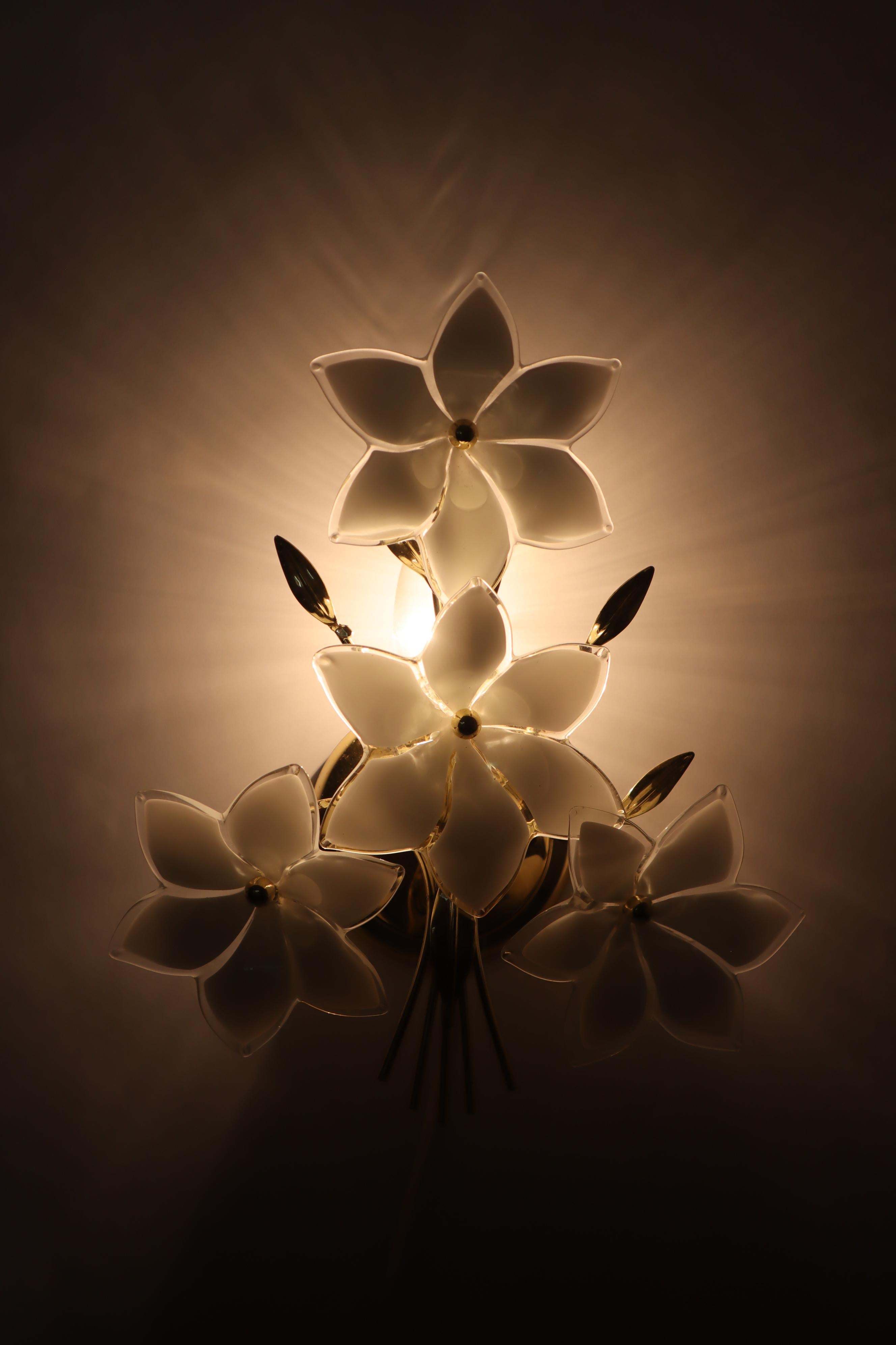 Italian Wall Lamp with White Glass Flowers and Golden Branches For Sale 4