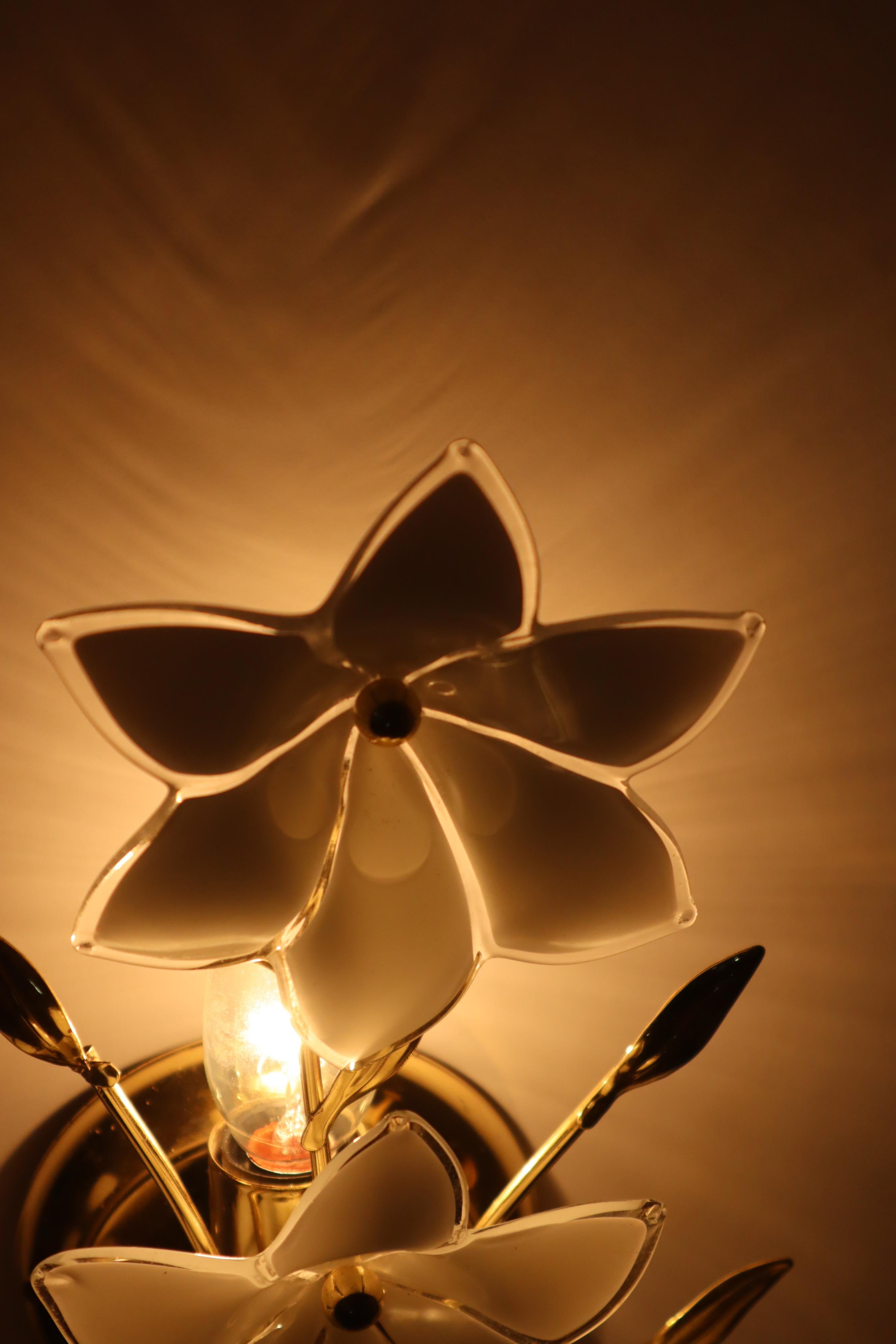 Italian Wall Lamp with White Glass Flowers and Golden Branches For Sale 5