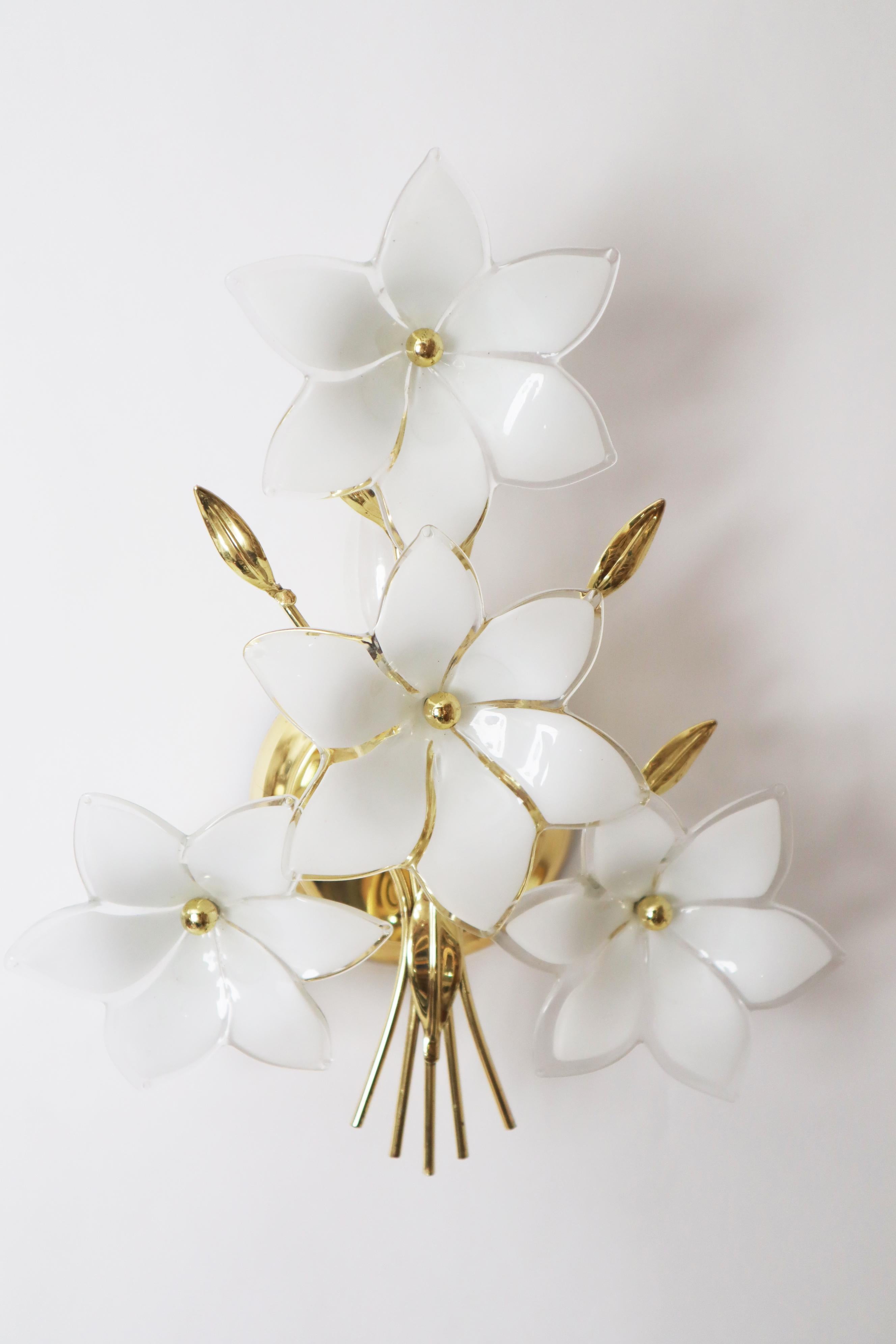 Italian Wall Lamp with White Glass Flowers and Golden Branches For Sale 6