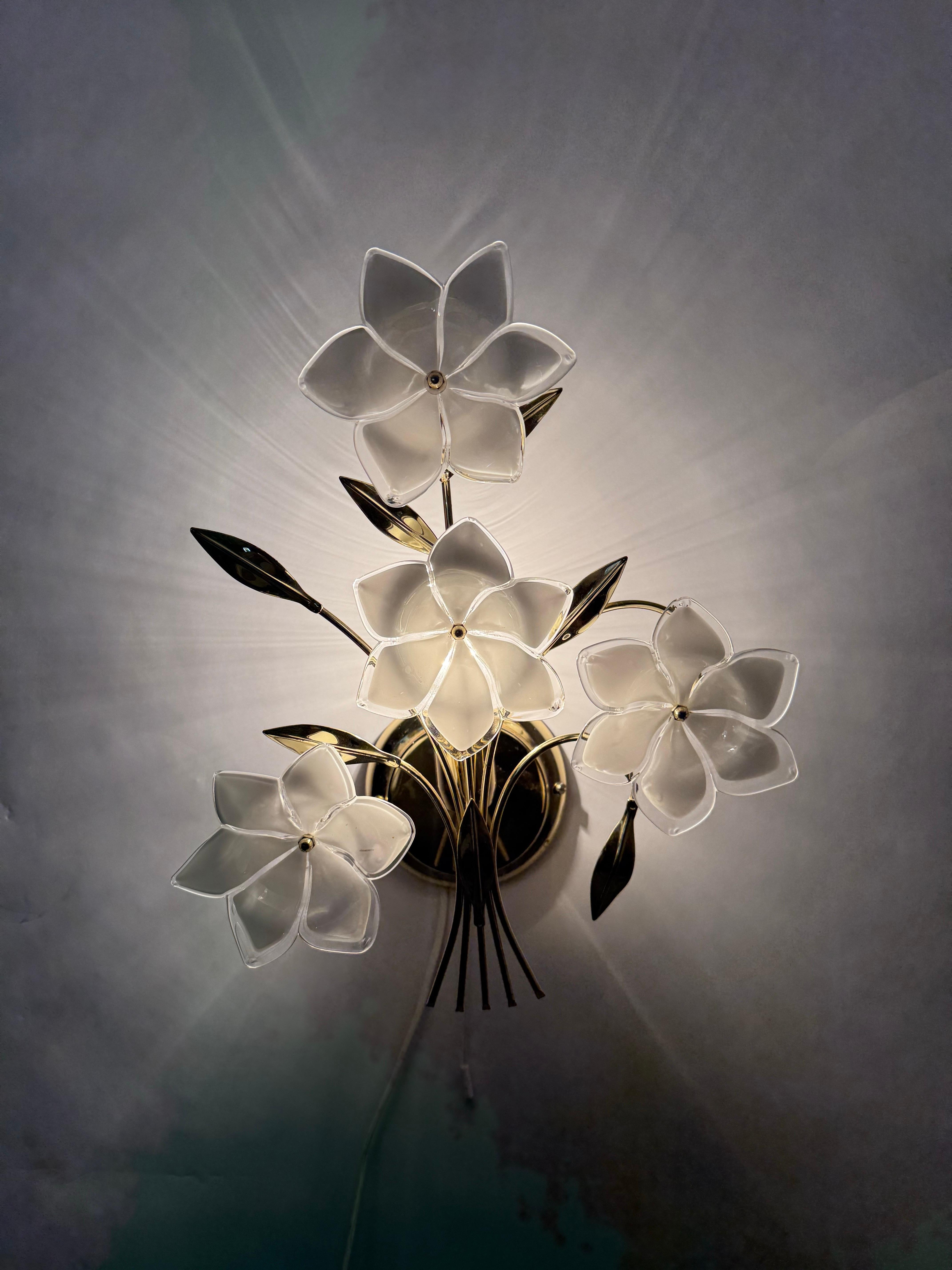 Hand-Crafted Italian Wall Lamp with White Glass Flowers and Golden Branches For Sale