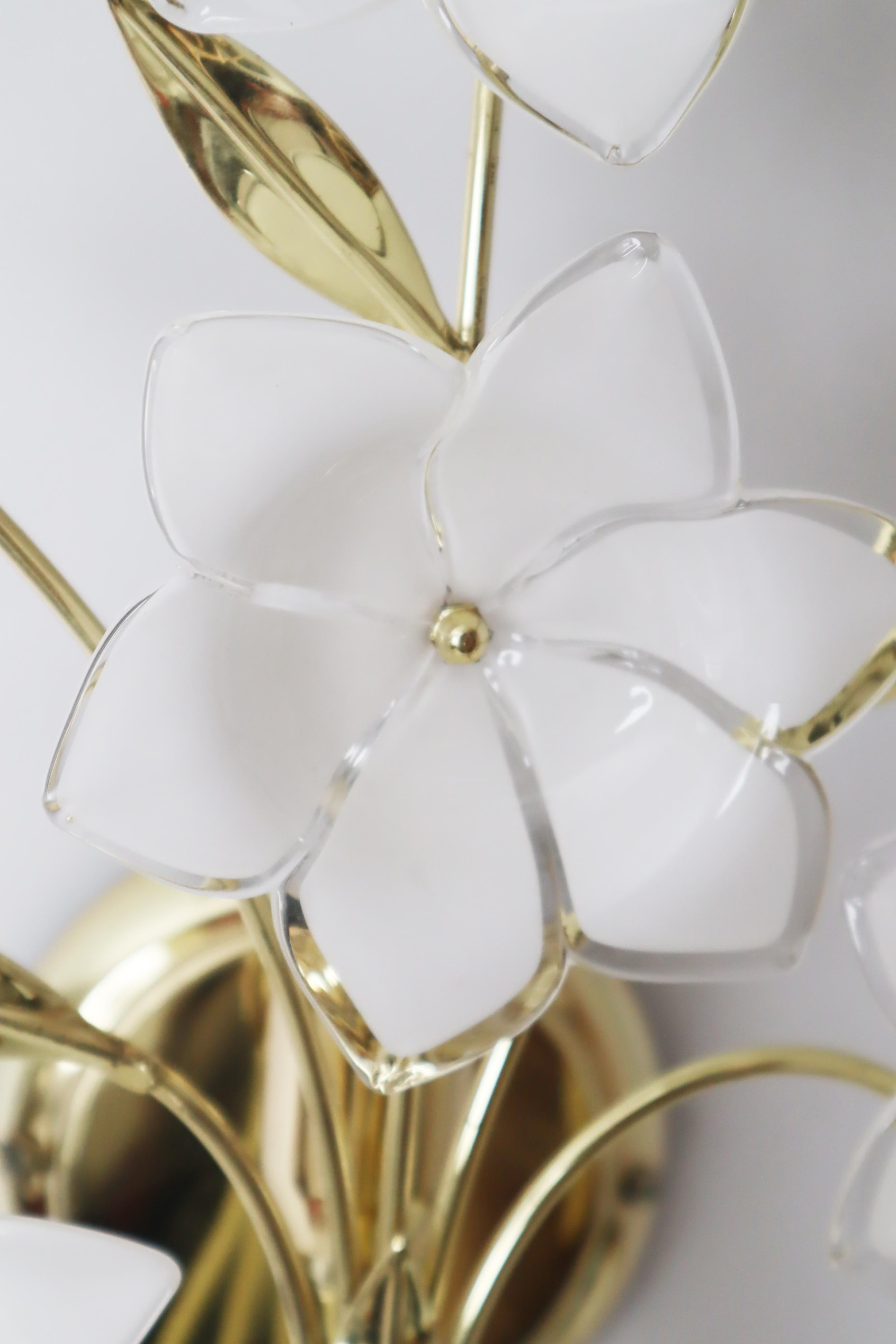 Late 20th Century Italian Wall Lamp with White Glass Flowers and Golden Branches For Sale