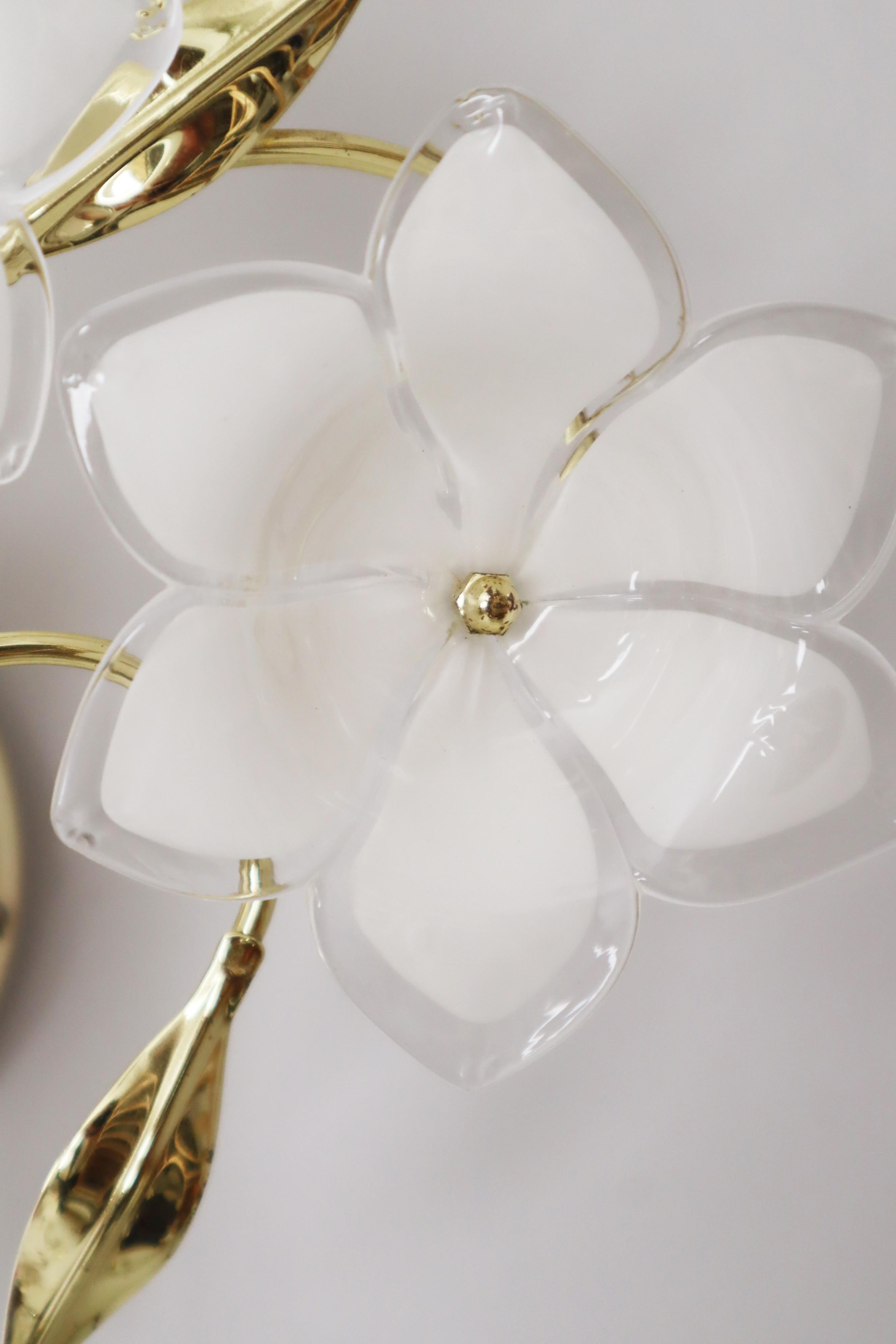 Italian Wall Lamp with White Glass Flowers and Golden Branches For Sale 1